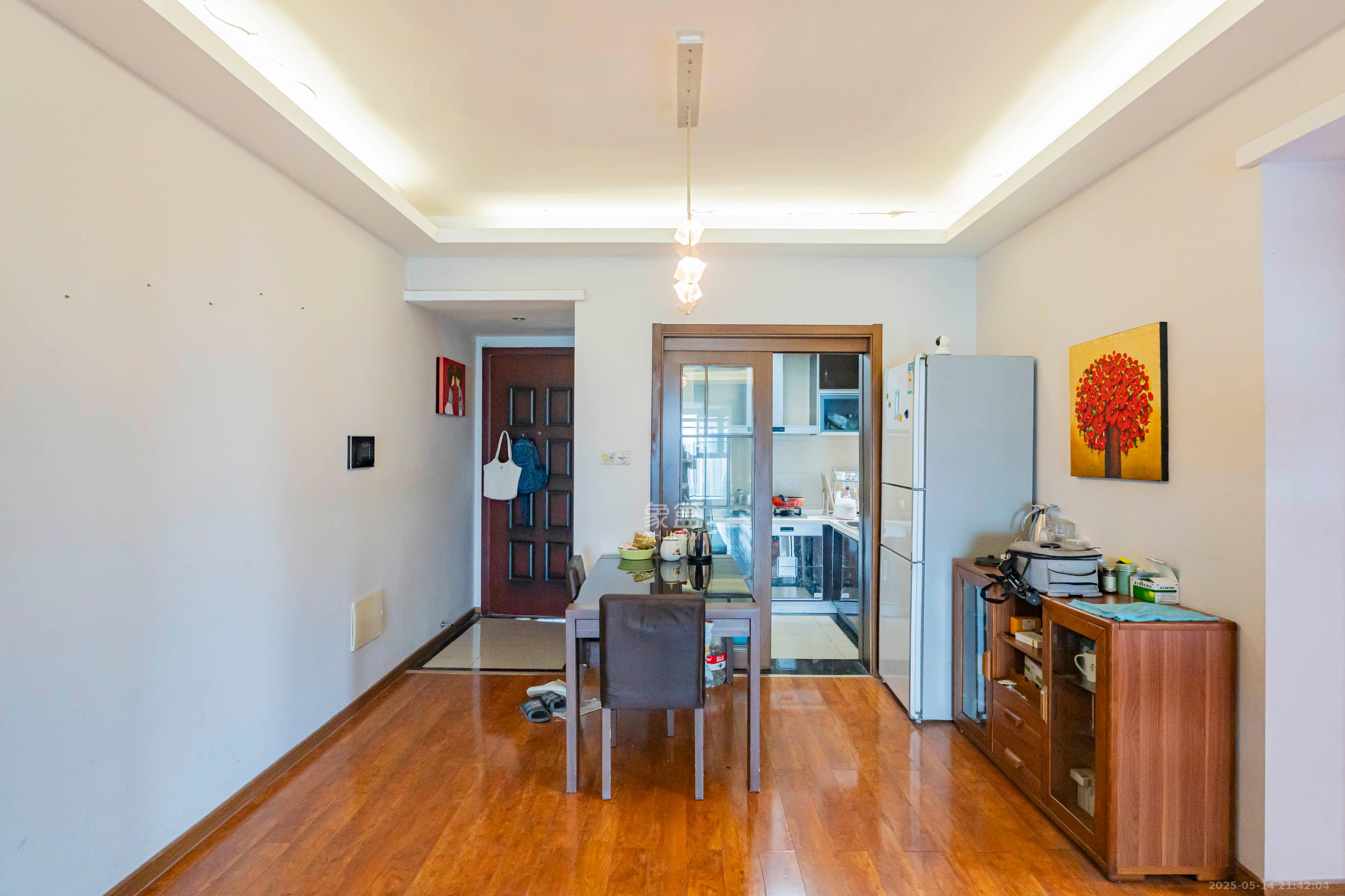 藏珑湖上国际花园 3室2厅2卫 103.0万 藏珑湖上国际花园 3室2厅2卫 103.0万客厅