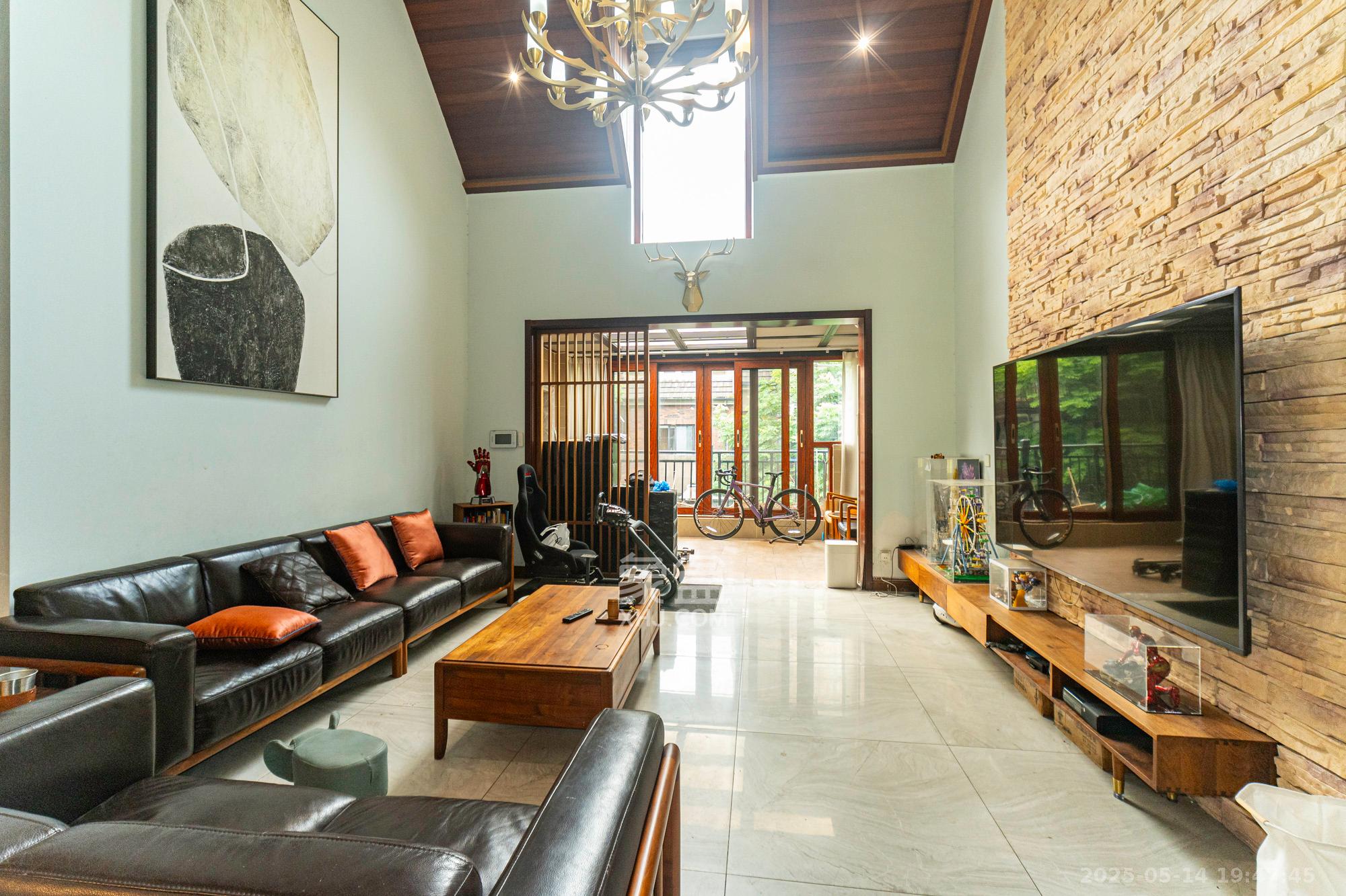 星湖湾一期洋房 7室2厅4卫 298.0万 星湖湾一期洋房 7室2厅4卫 298.0万客厅