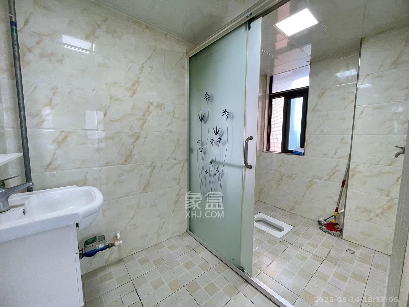 华城广场  3室2厅1卫   3800.00元/月室内图