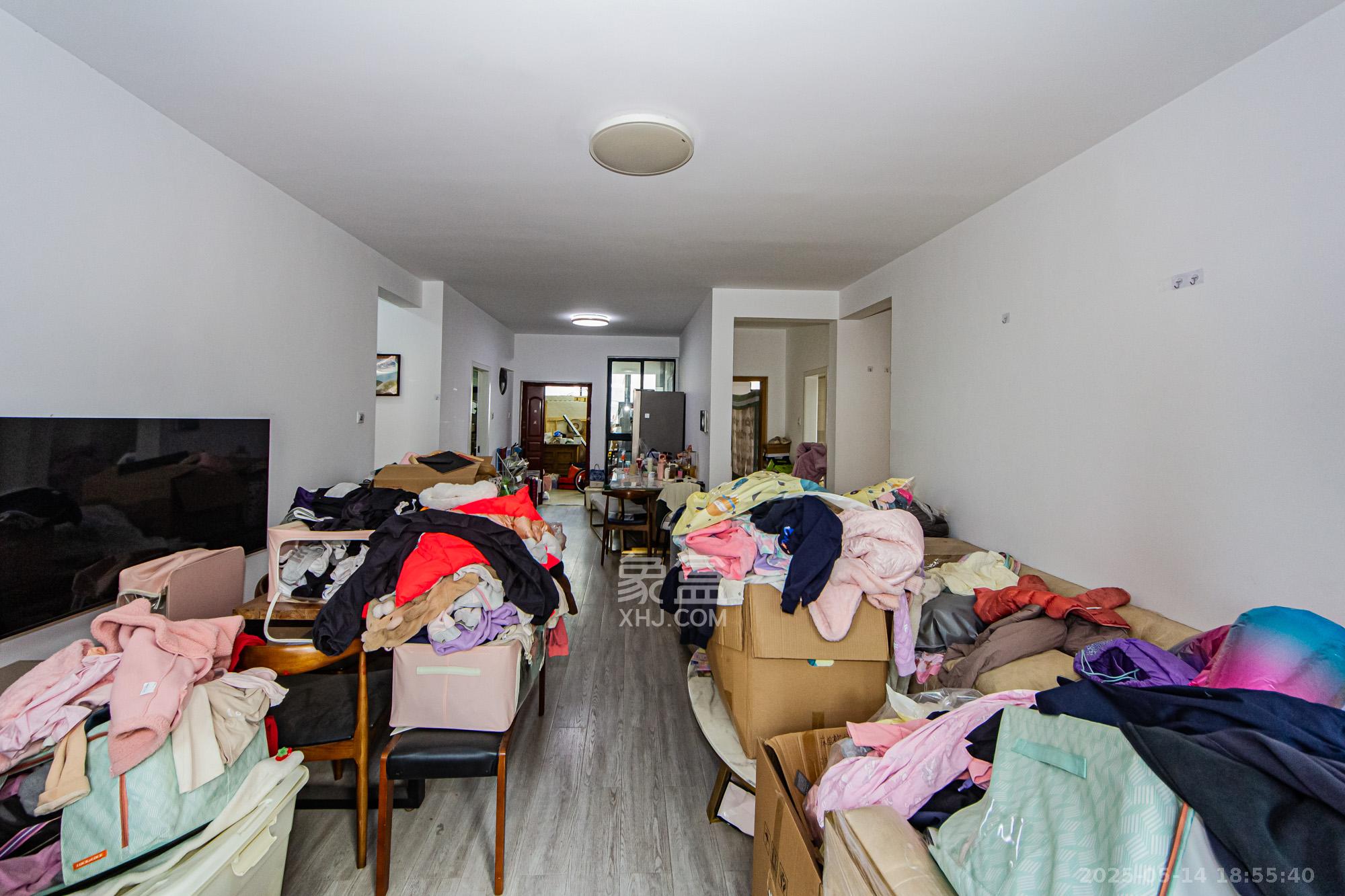 湘江世纪城星江苑 3室2厅2卫 132.0万 湘江世纪城星江苑 3室2厅2卫 132.0万客厅