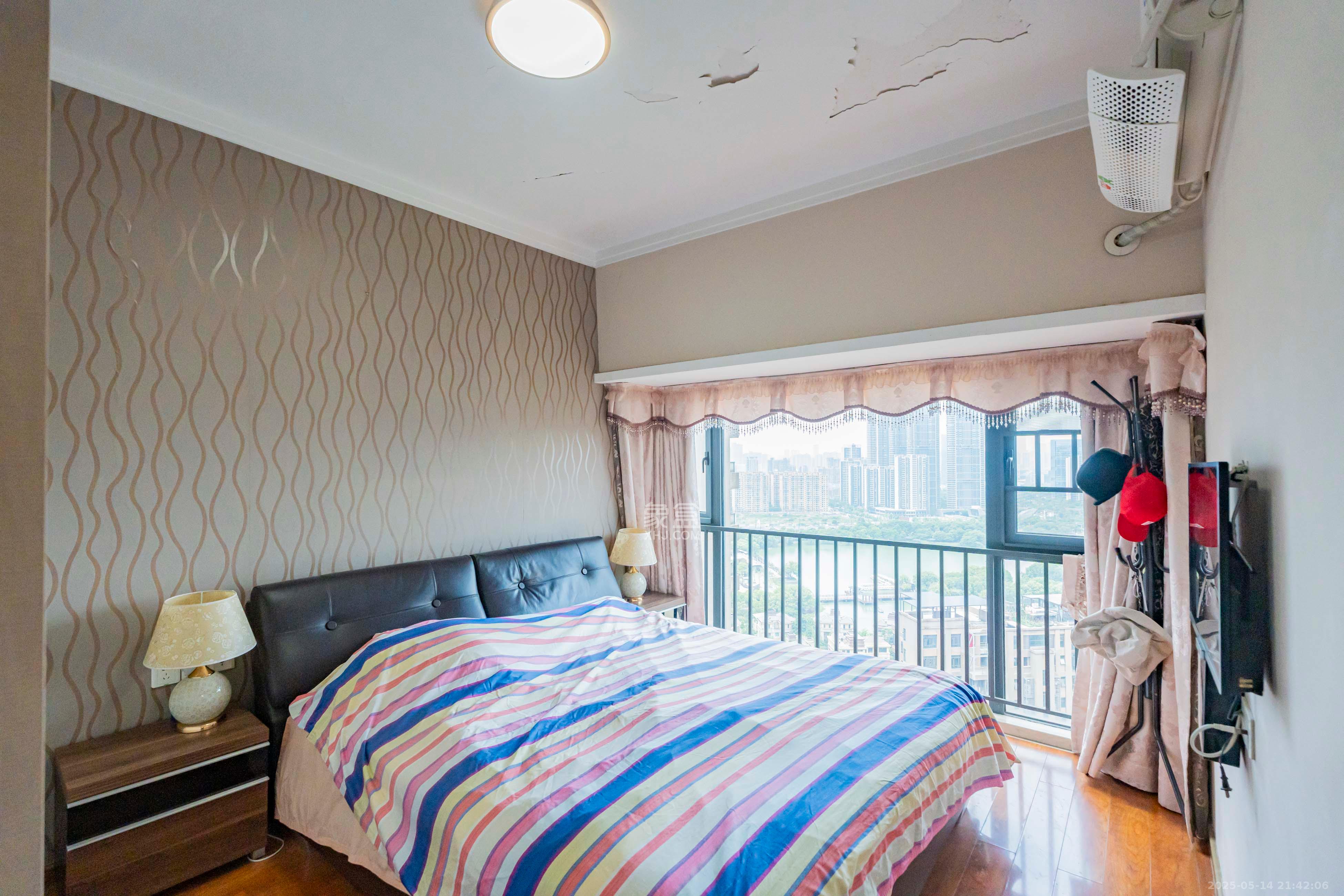 藏珑湖上国际花园 3室2厅2卫 103.0万 藏珑湖上国际花园 3室2厅2卫 103.0万卧室