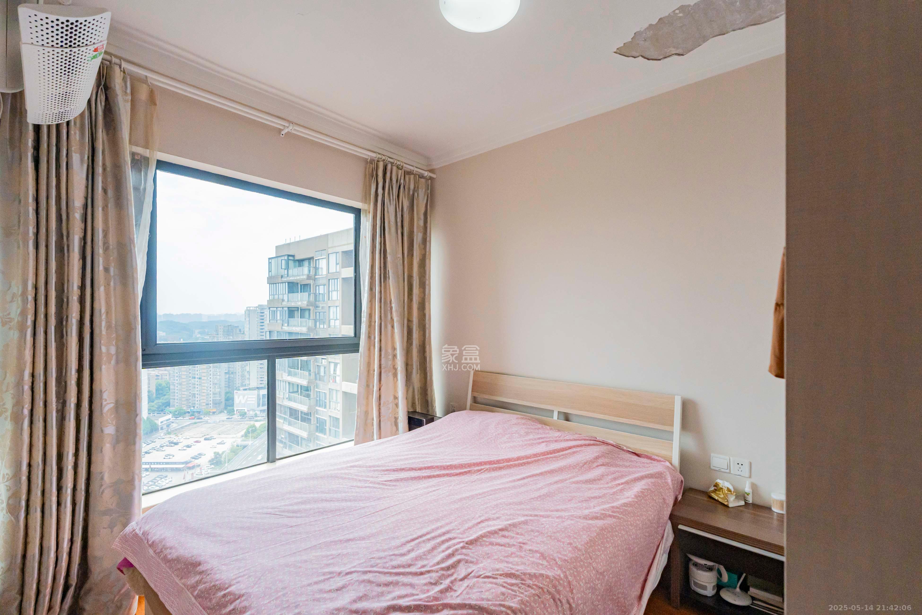 藏珑湖上国际花园 3室2厅2卫 103.0万 藏珑湖上国际花园 3室2厅2卫 103.0万卧室