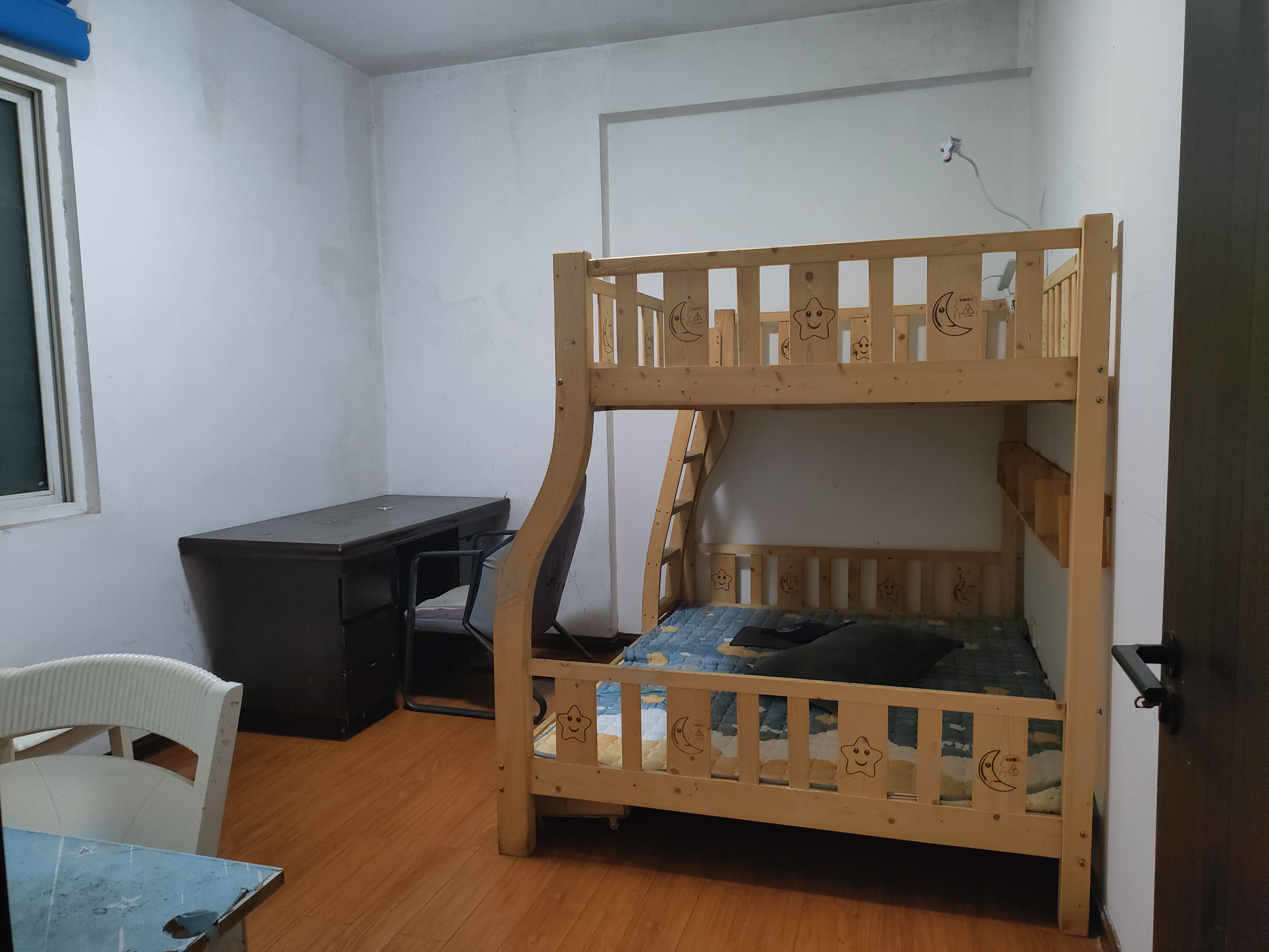 先锋银座  3室2厅2卫   1800.00元/月室内图