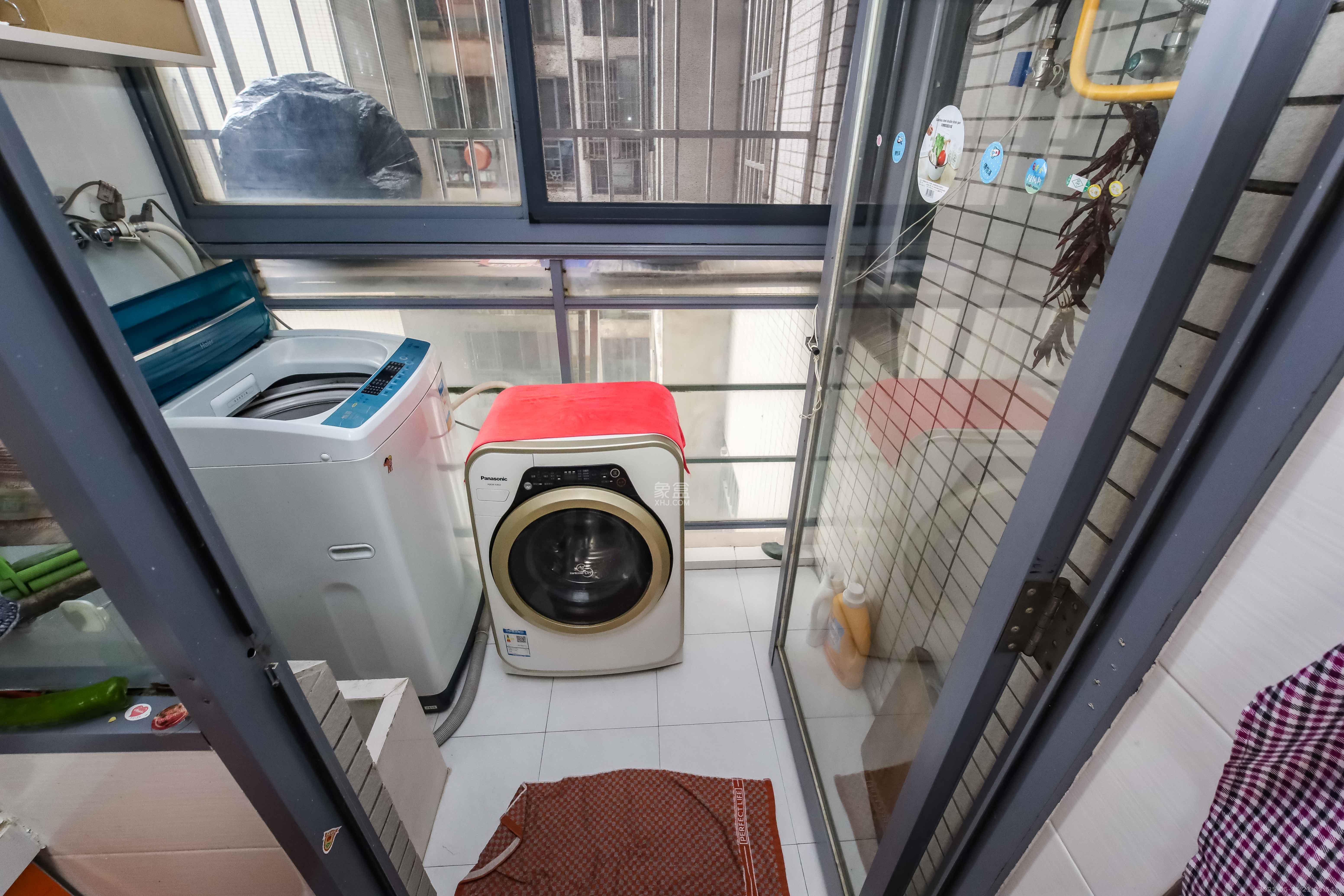 银港水晶城  3室2厅2卫   96.80万阳台