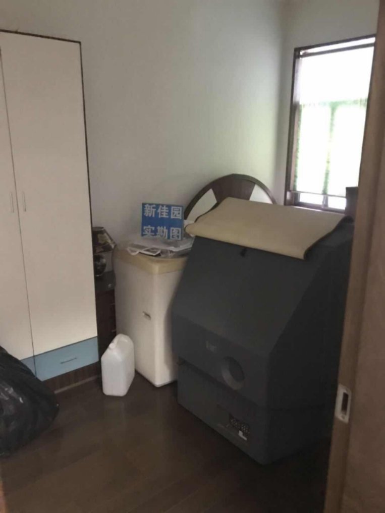 山水豪庭  4室2厅2卫   81.00万客厅