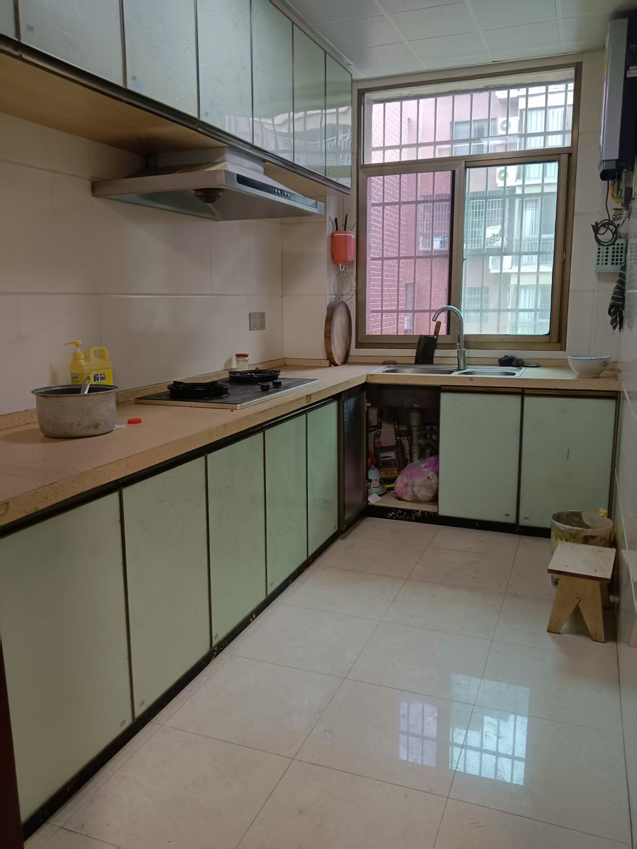 雅士林安置房 3室2厅2卫 1400.0元/月 雅士林安置房 3室2厅2卫 1400.0元/月室内图