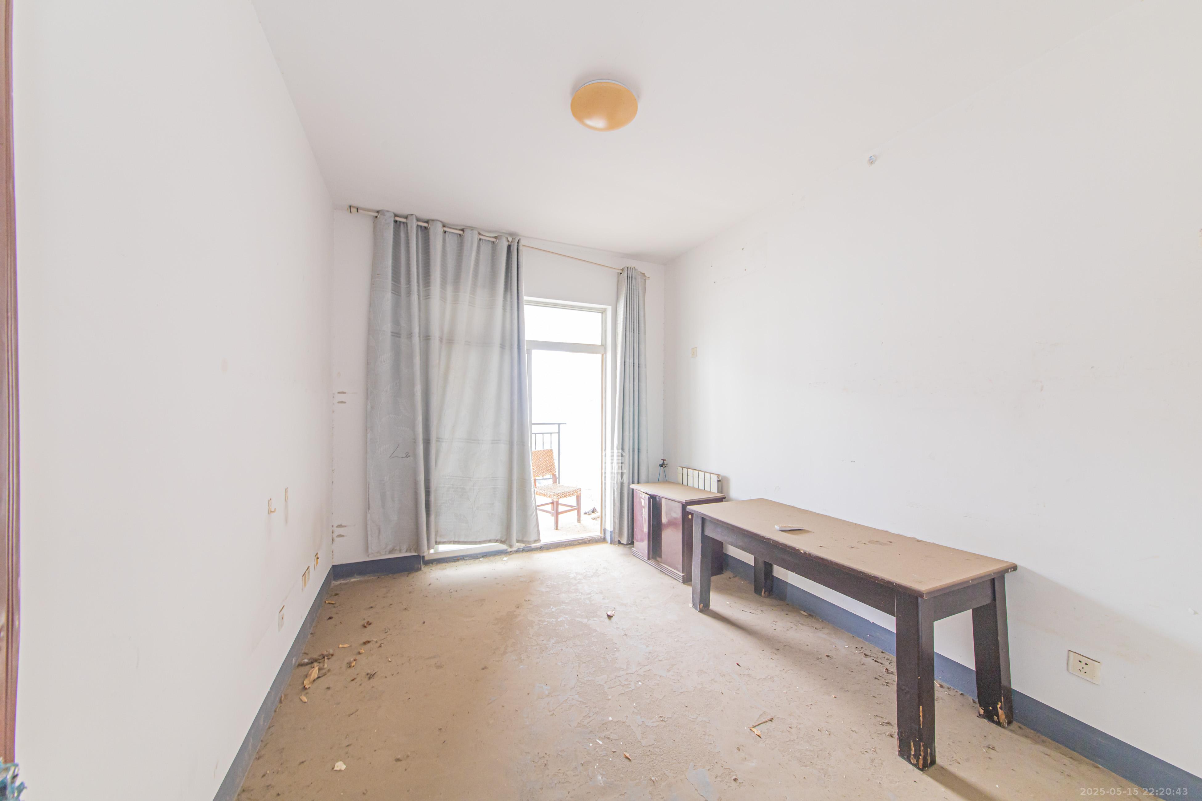 九峰小区(一二三四区) 4室2厅2卫 255.0万 九峰小区(一二三四区) 4室2厅2卫 255.0万卧室