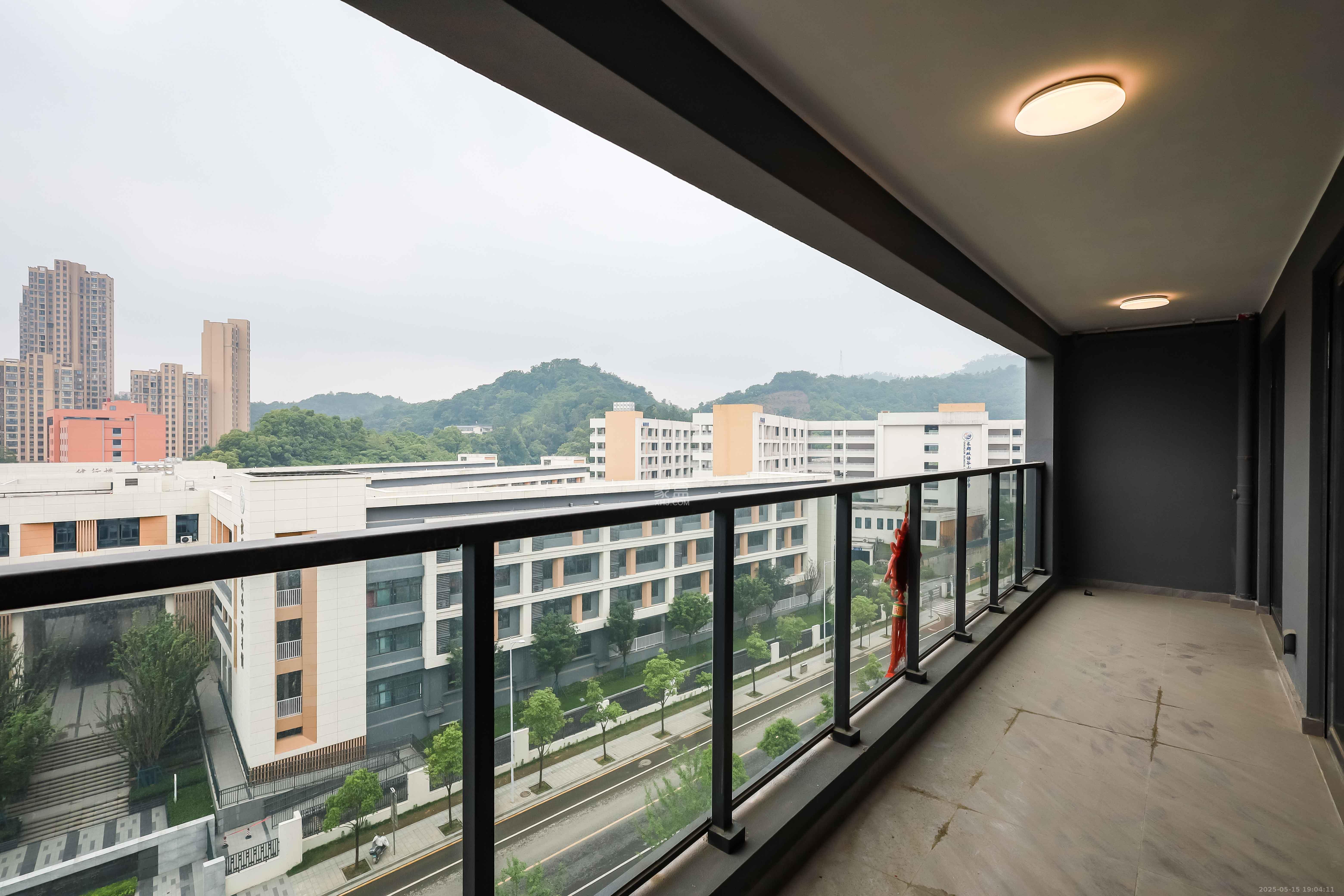 龙湖舜山府  4室2厅2卫   338.00万阳台