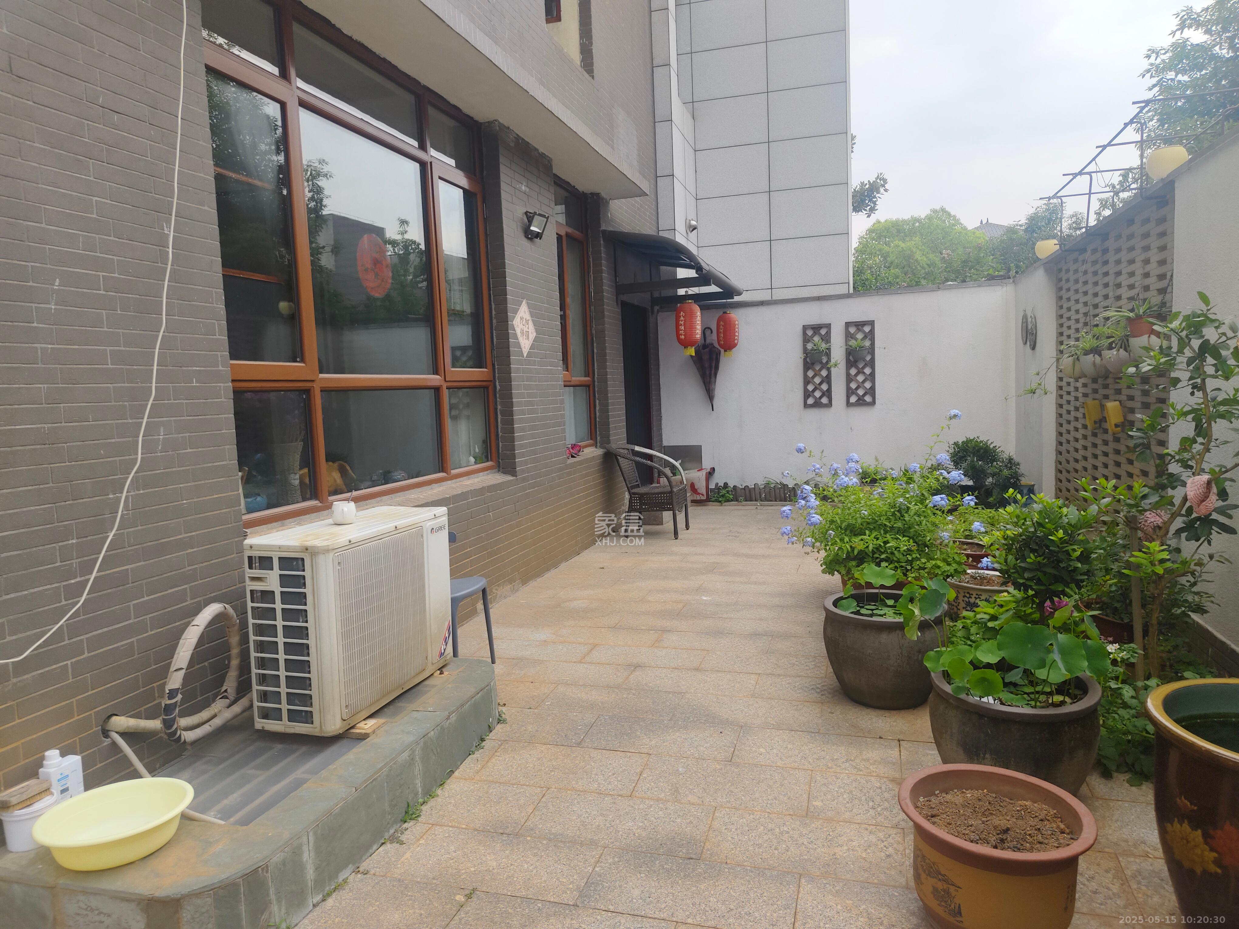 五岳新城  6室2厅4卫   212.00万客厅