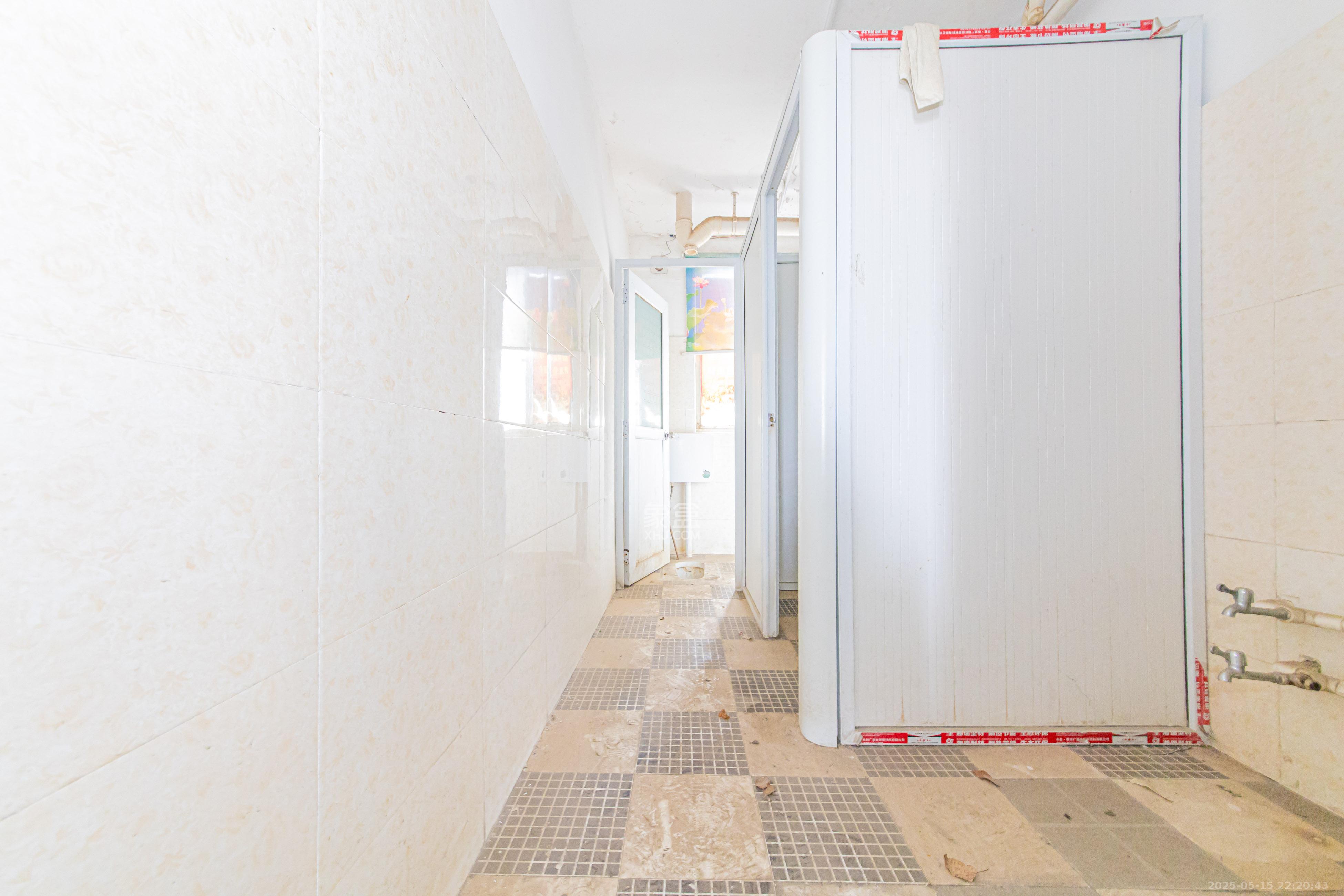 九峰小区(一二三四区) 4室2厅2卫 255.0万 九峰小区(一二三四区) 4室2厅2卫 255.0万卫生间