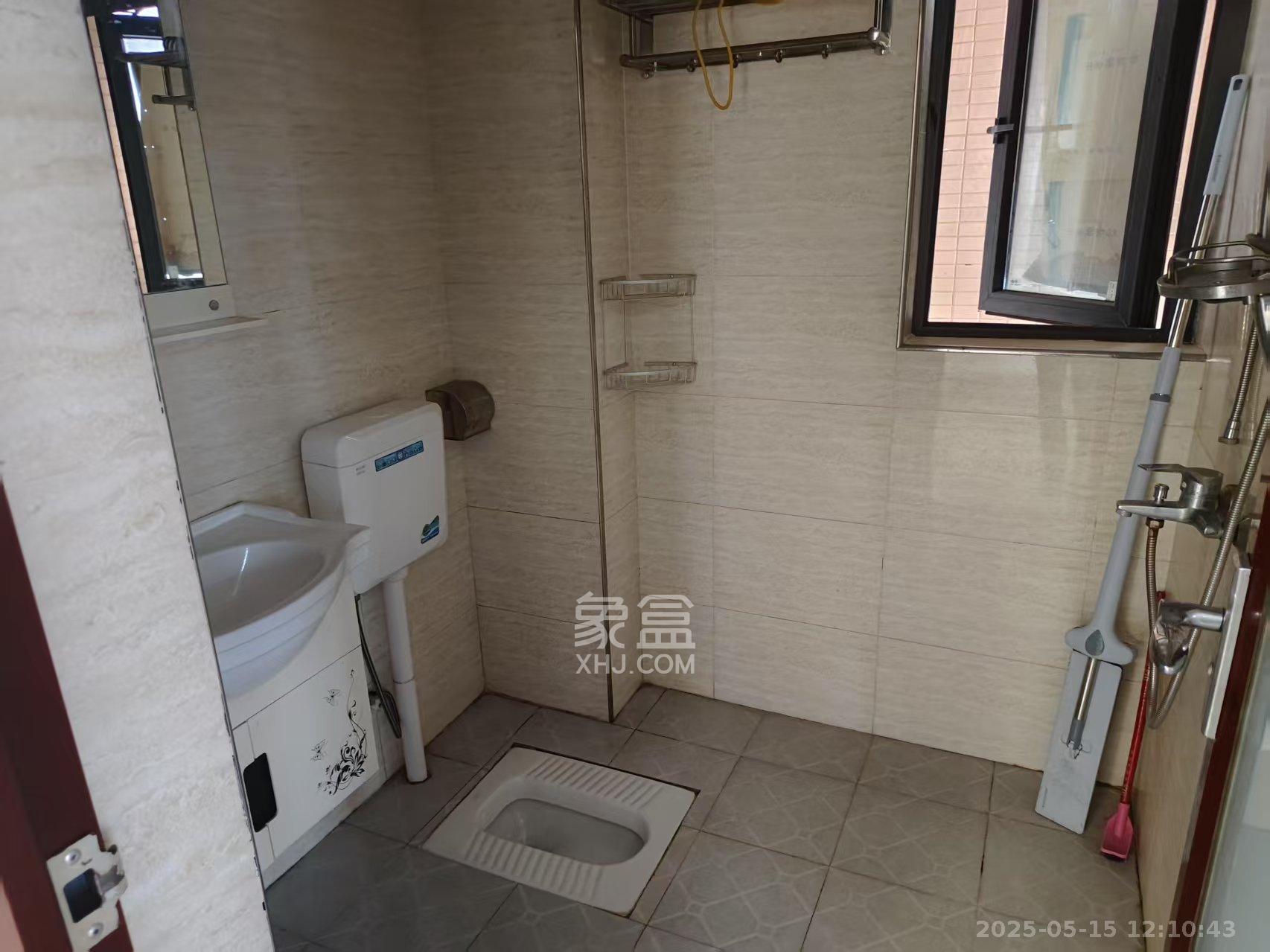 华城广场  2室1厅1卫    2400.0元/月室内图
