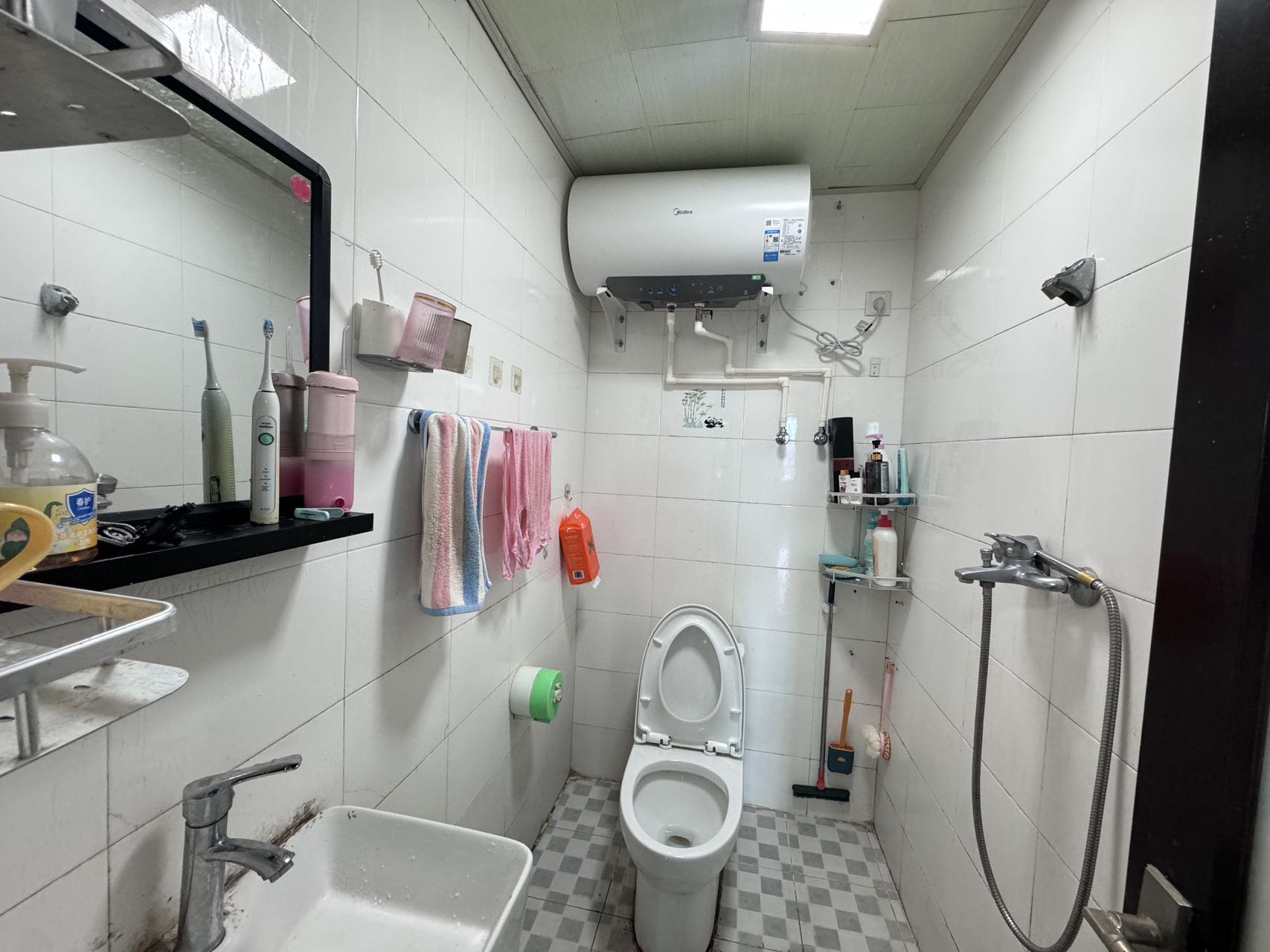 汇亘大厦 3室2厅1卫 90.0万 汇亘大厦 3室2厅1卫 90.0万客厅