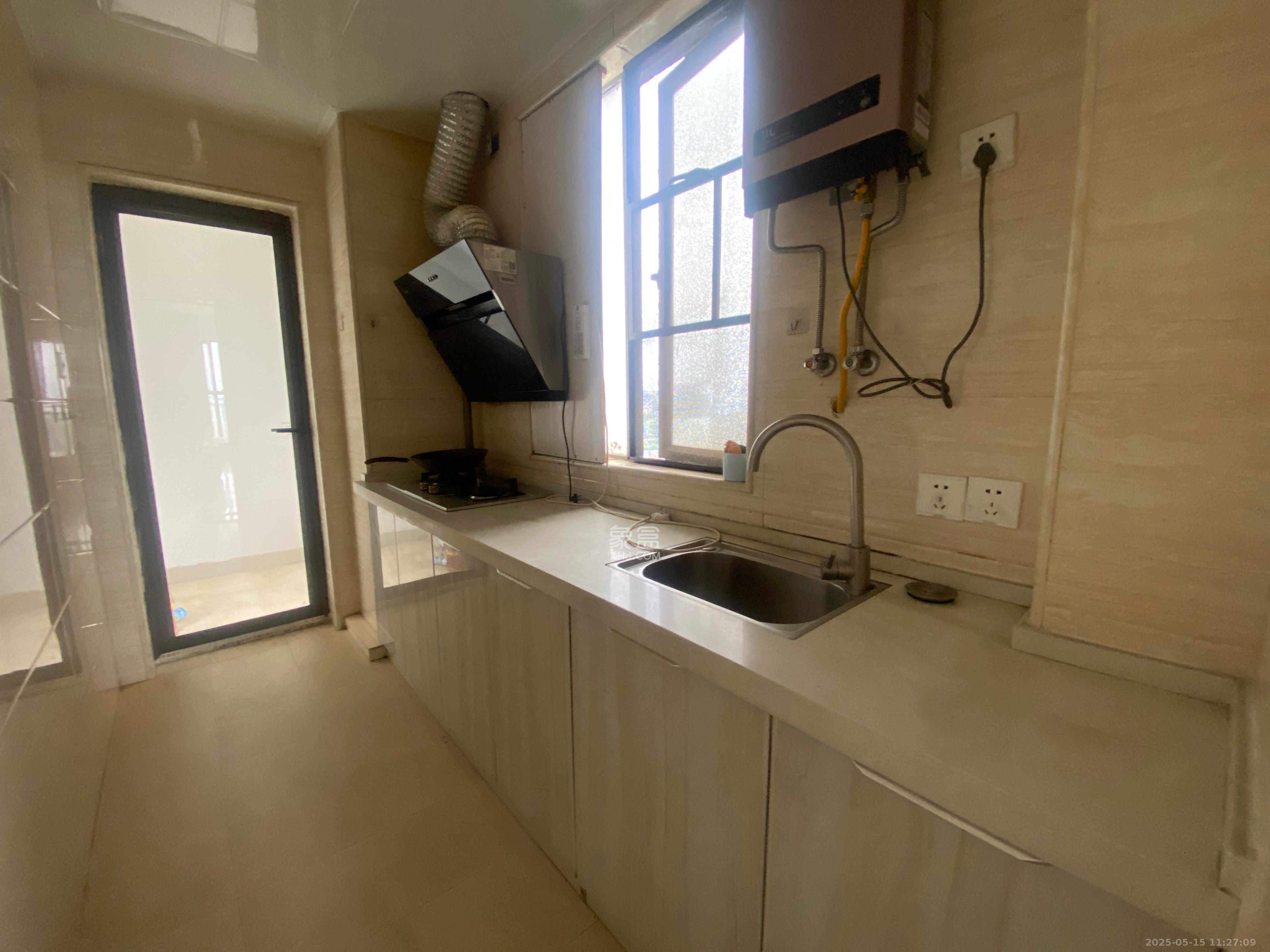 旭辉华庭 1室2厅1卫 1600.0元/月 旭辉华庭 1室2厅1卫 1600.0元/月室内图