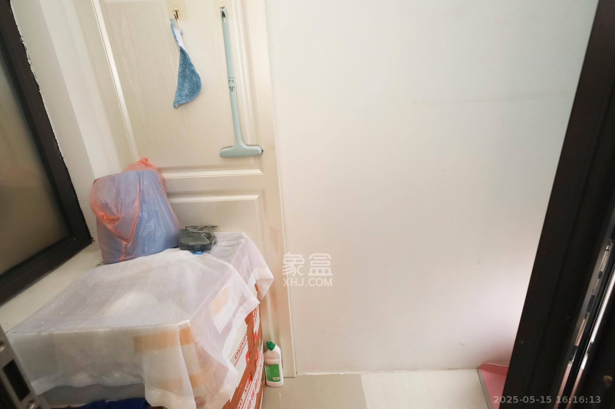 绿地海外滩一期  3室2厅2卫   85.00万阳台