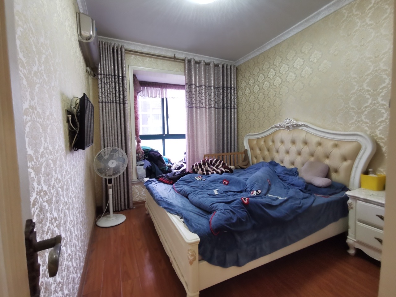 富厚名邸  4室2厅2卫    98.0万 富厚名邸  4室2厅2卫    98.0万客厅