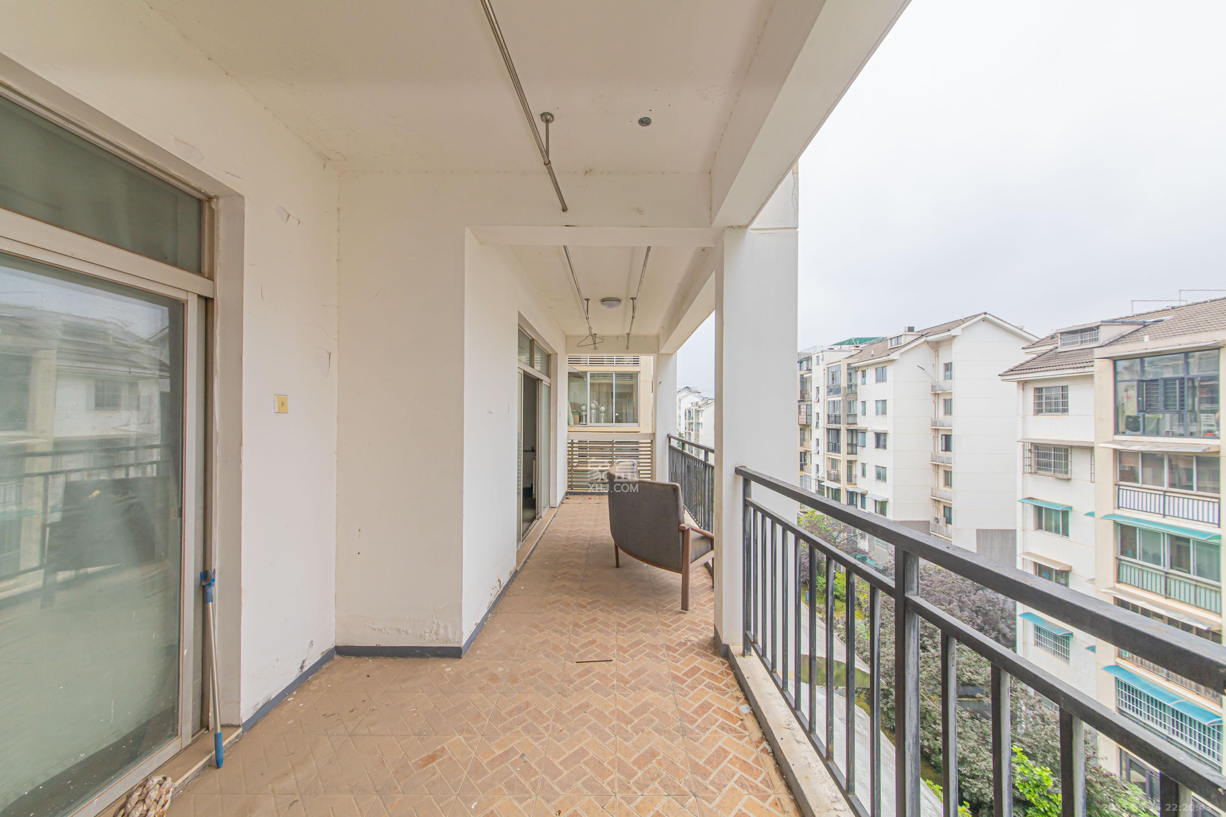 九峰小区(一二三四区) 4室2厅2卫 255.0万 九峰小区(一二三四区) 4室2厅2卫 255.0万阳台