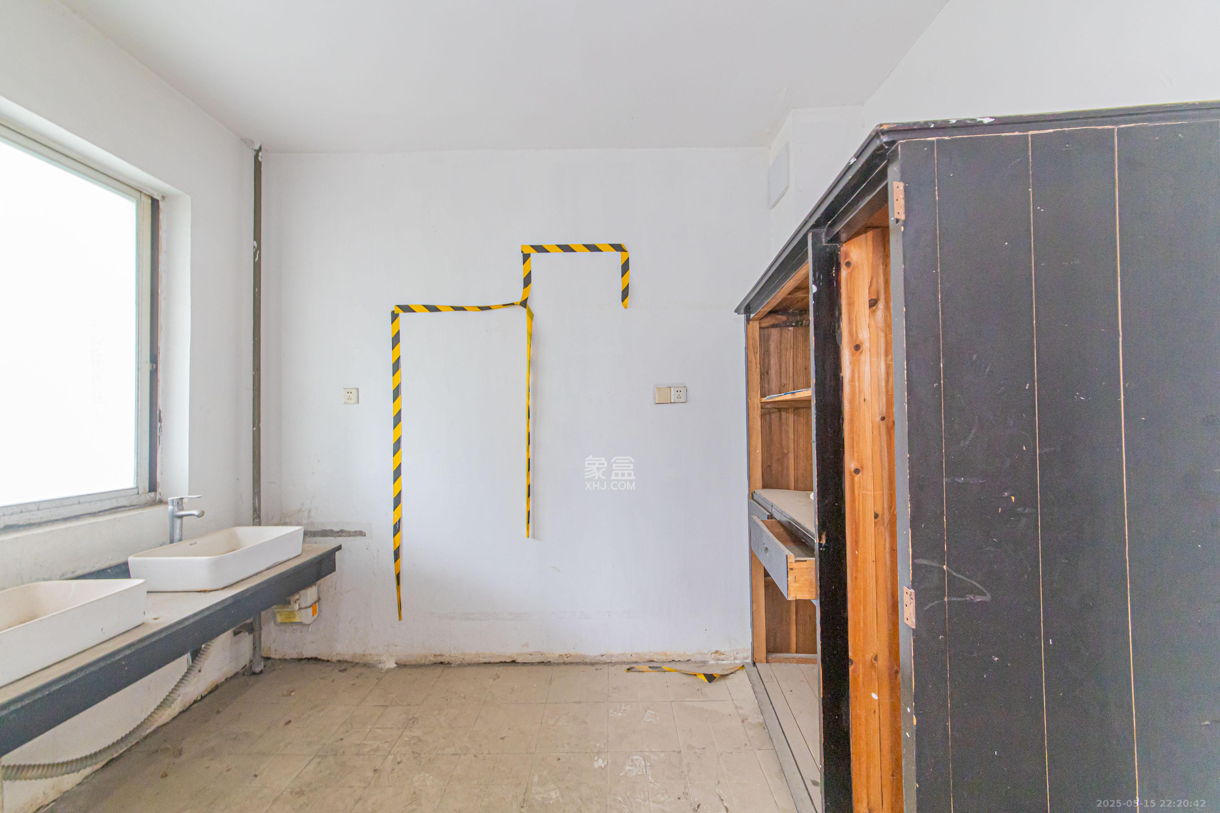 九峰小区(一二三四区) 4室2厅2卫 255.0万 九峰小区(一二三四区) 4室2厅2卫 255.0万厨房