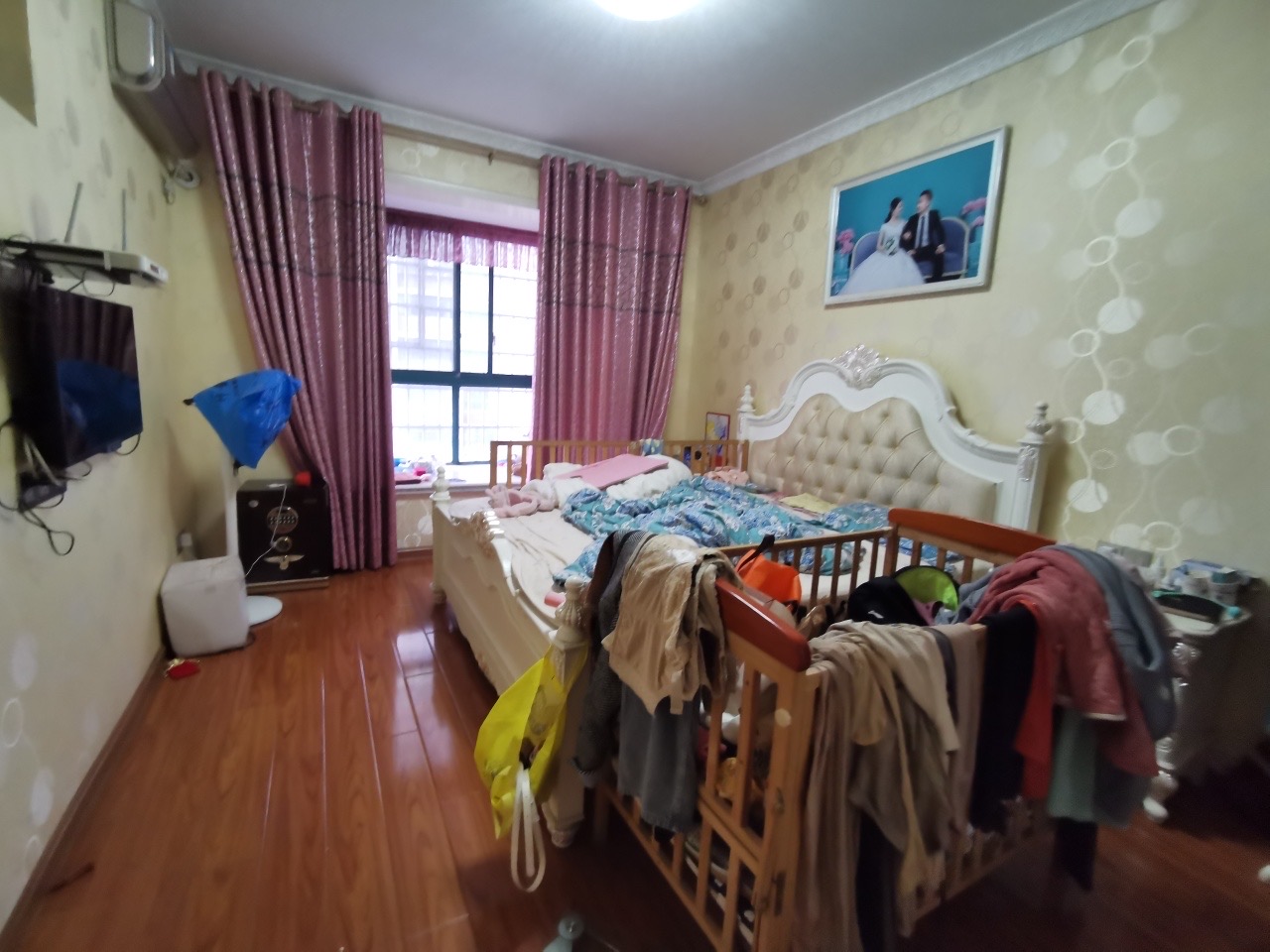 富厚名邸  4室2厅2卫    98.0万 富厚名邸  4室2厅2卫    98.0万客厅