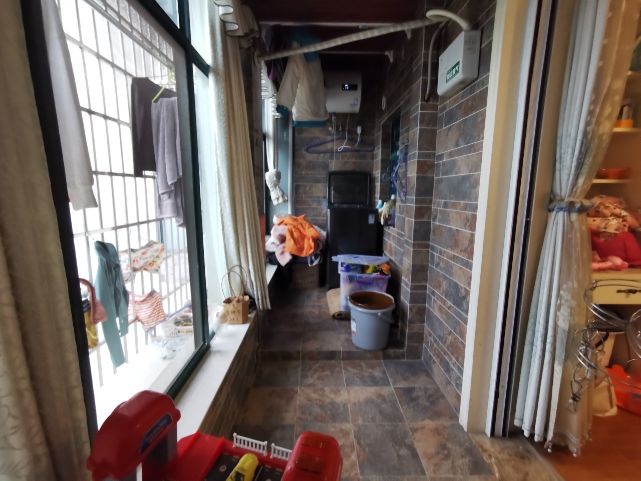 富厚名邸  4室2厅2卫    98.0万 富厚名邸  4室2厅2卫    98.0万客厅