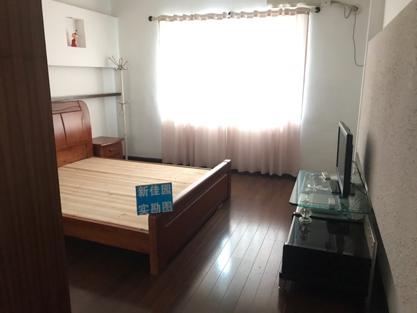 山水豪庭  4室2厅2卫   81.00万客厅