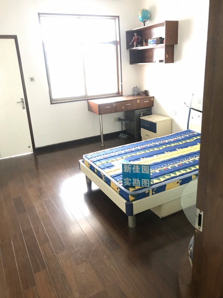 山水豪庭  4室2厅2卫   81.00万客厅