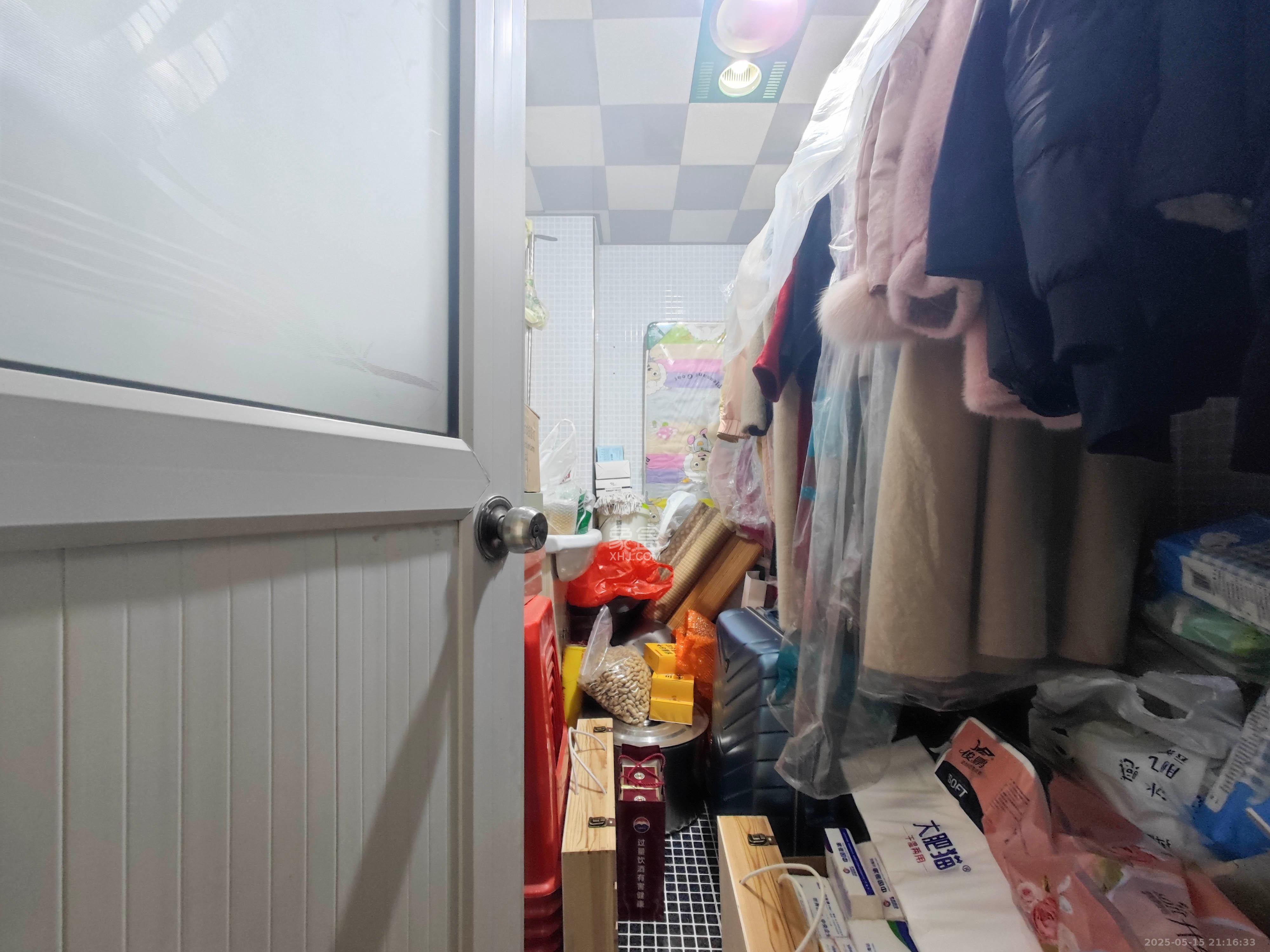 莲湖汽配城  3室2厅2卫   76.80万卫生间