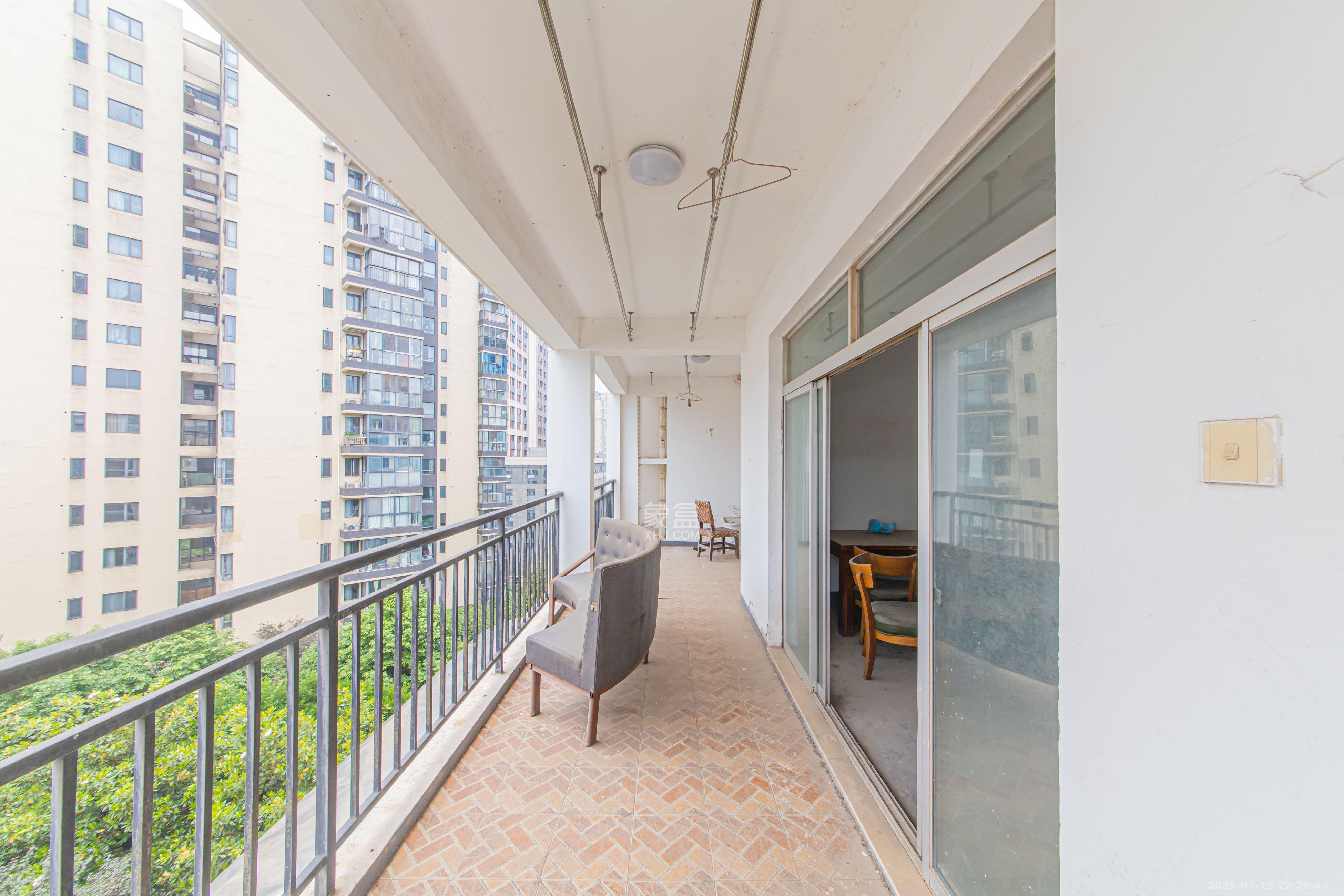 九峰小区(一二三四区) 4室2厅2卫 255.0万 九峰小区(一二三四区) 4室2厅2卫 255.0万阳台