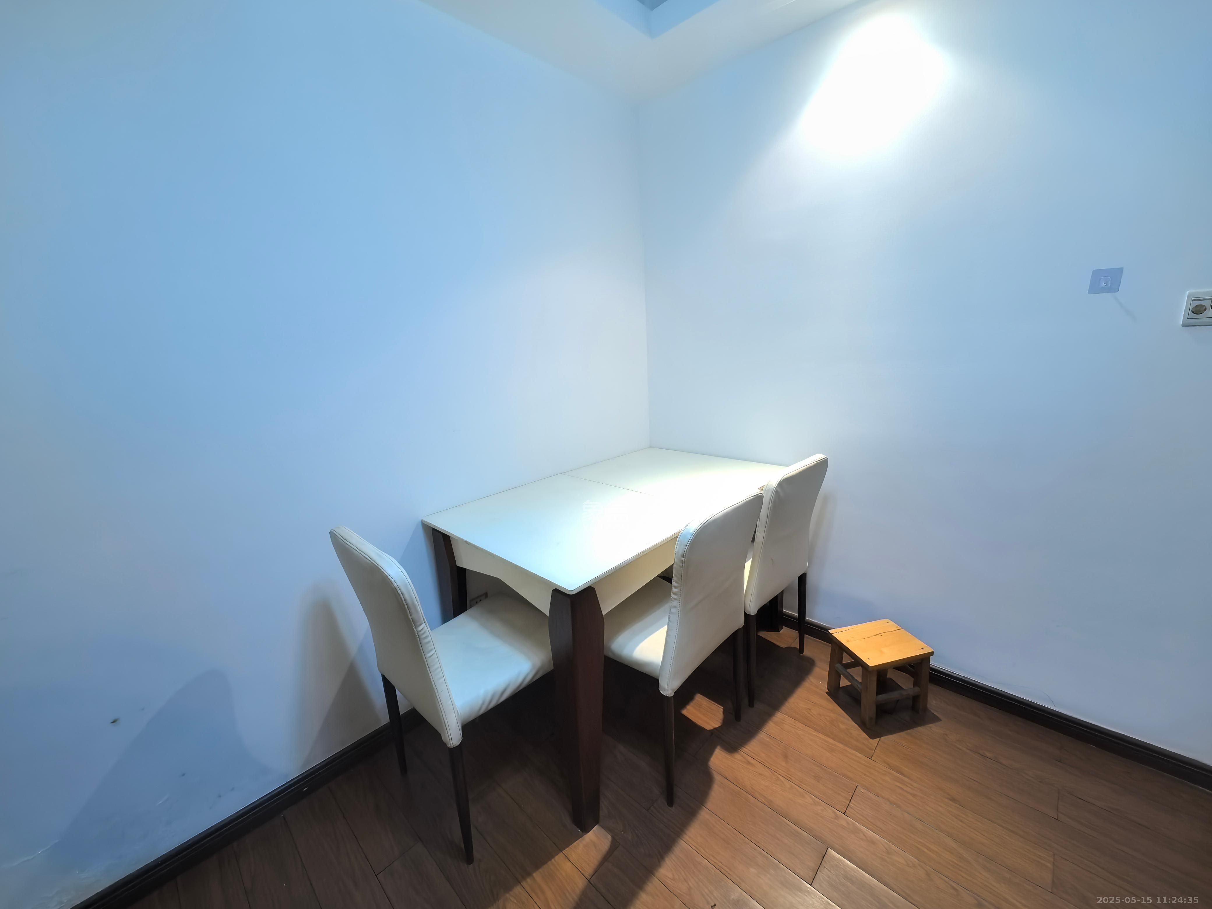 万科城  3室2厅1卫    2300.0元/月室内图