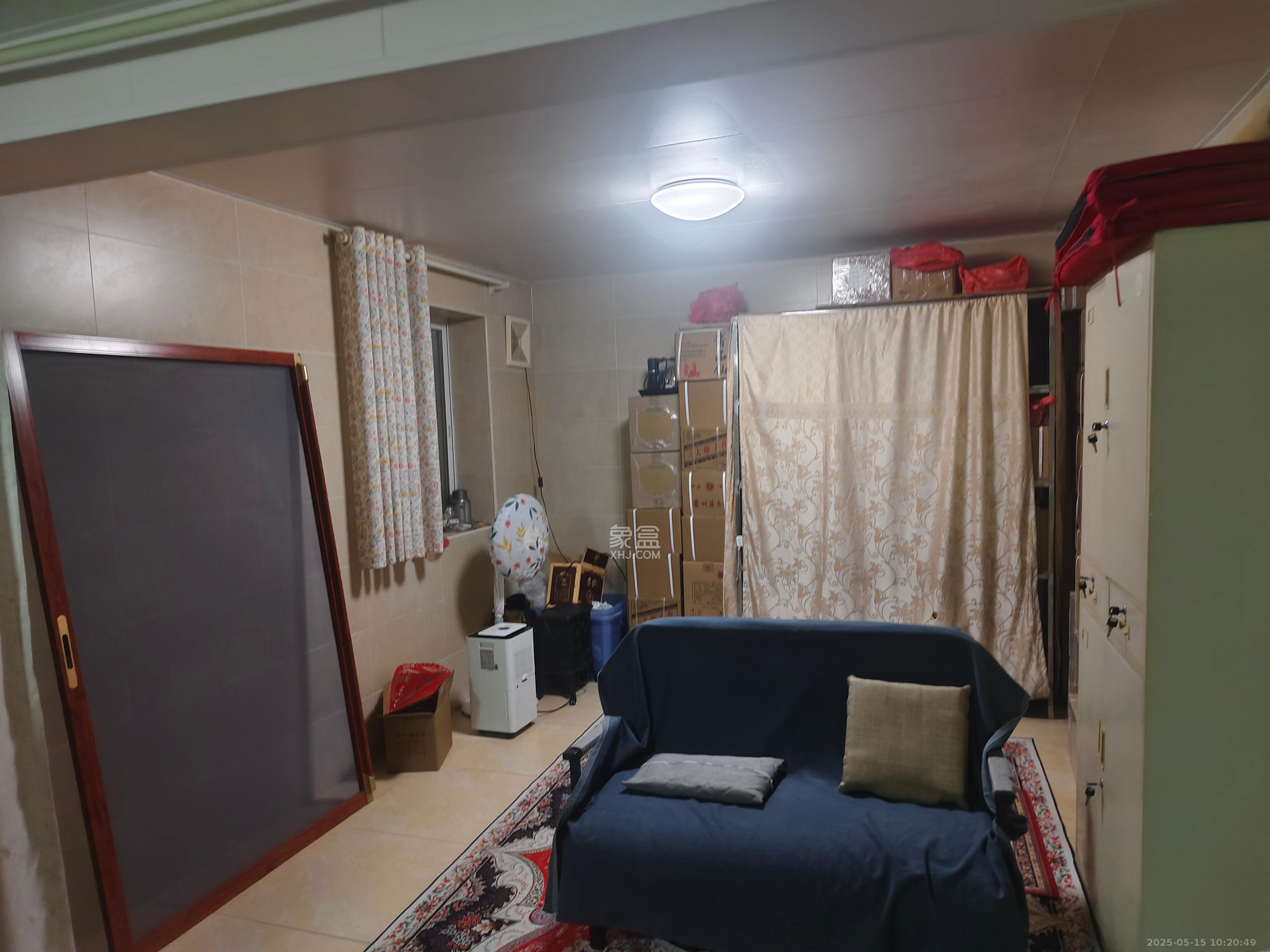 五岳新城  6室2厅4卫   212.00万客厅