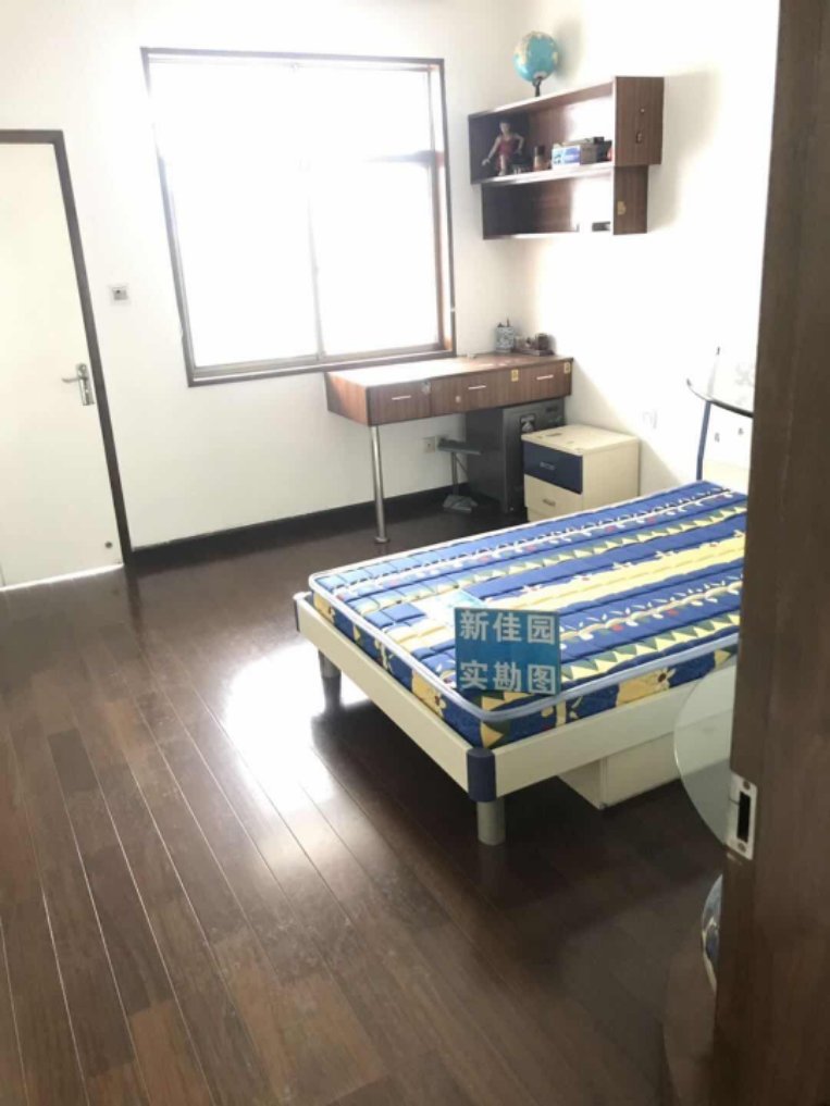 山水豪庭  4室2厅2卫   81.00万客厅