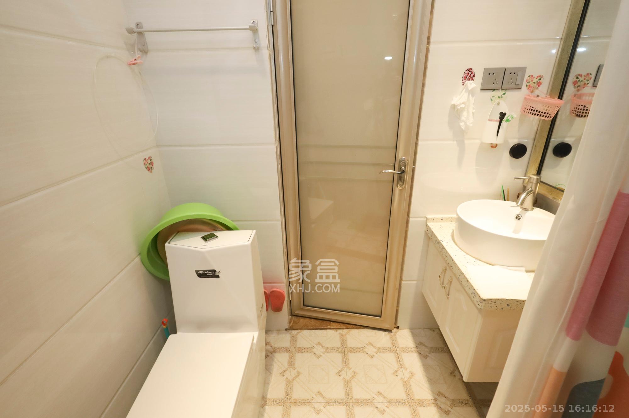 绿地海外滩一期  3室2厅2卫   85.00万卫生间