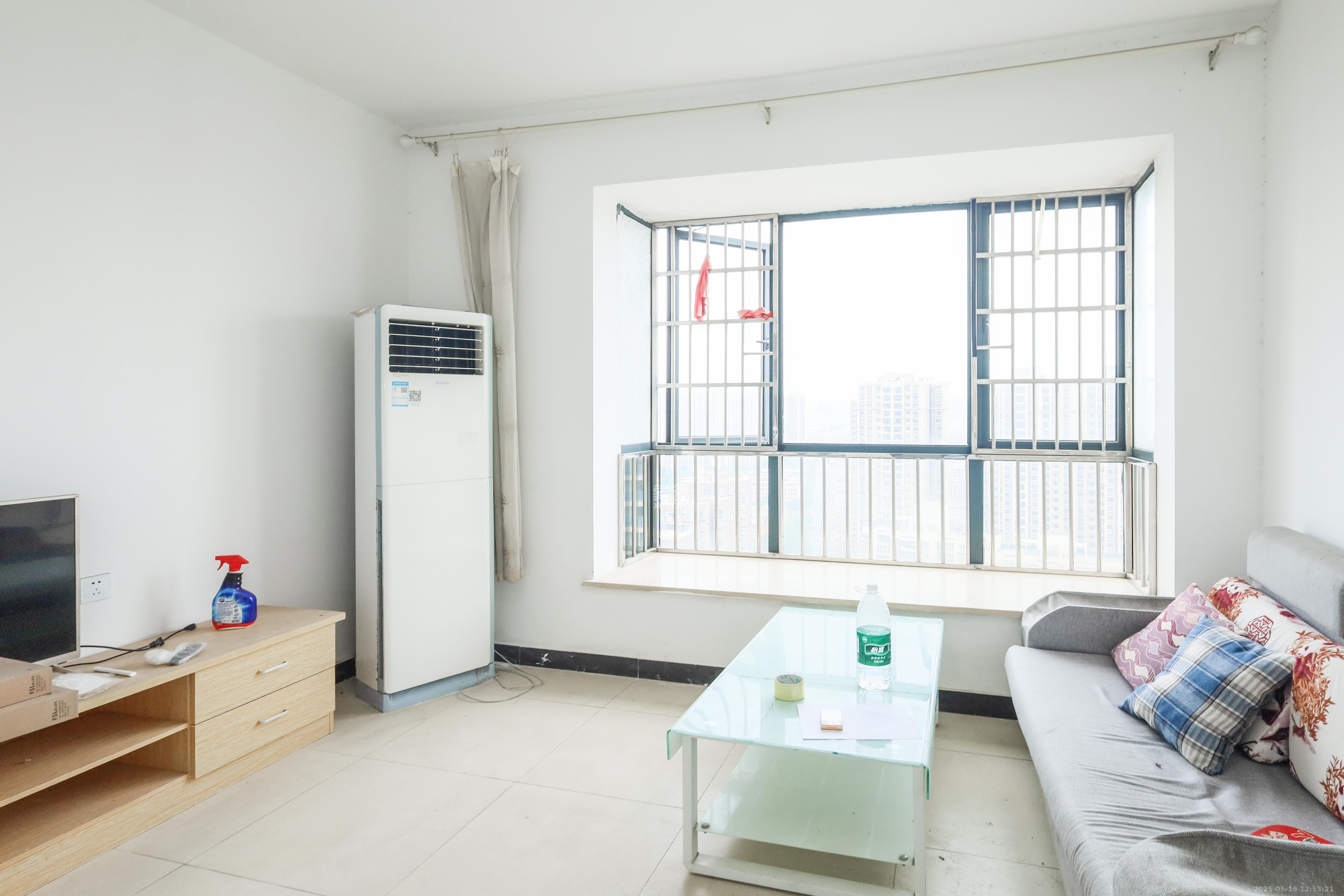 华美公寓(新猎鹰公寓) 3室2厅1卫 55.0万 华美公寓(新猎鹰公寓) 3室2厅1卫 55.0万客厅