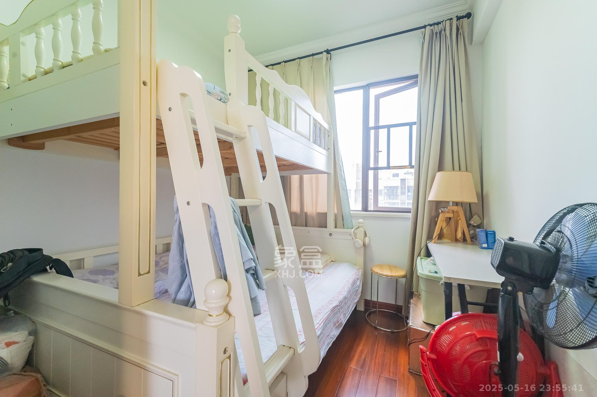 华润置地广场二期  4室2厅2卫    109.8万卧室