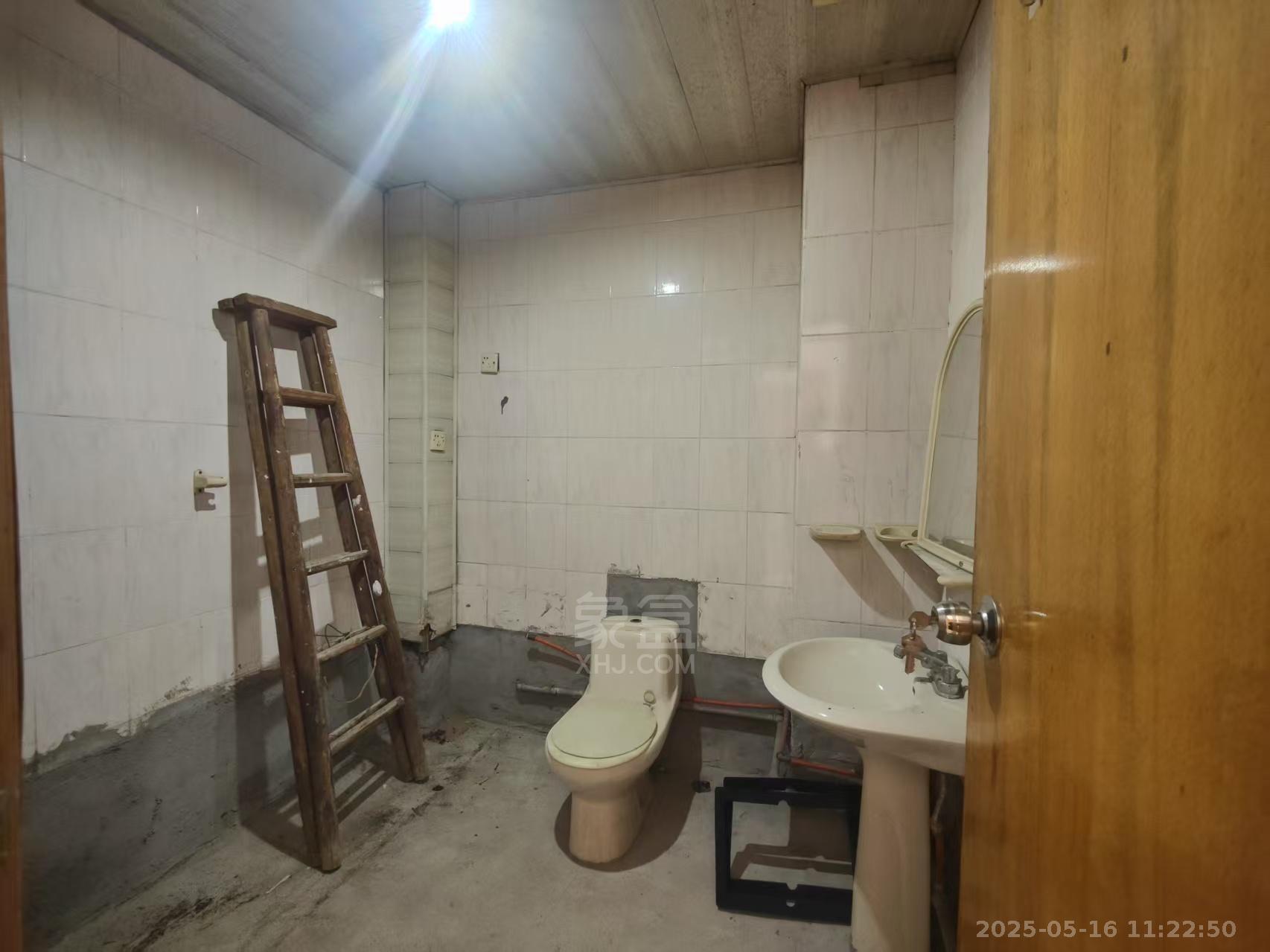 金泉综合楼 3室2厅2卫 1300.0元/月 金泉综合楼 3室2厅2卫 1300.0元/月室内图