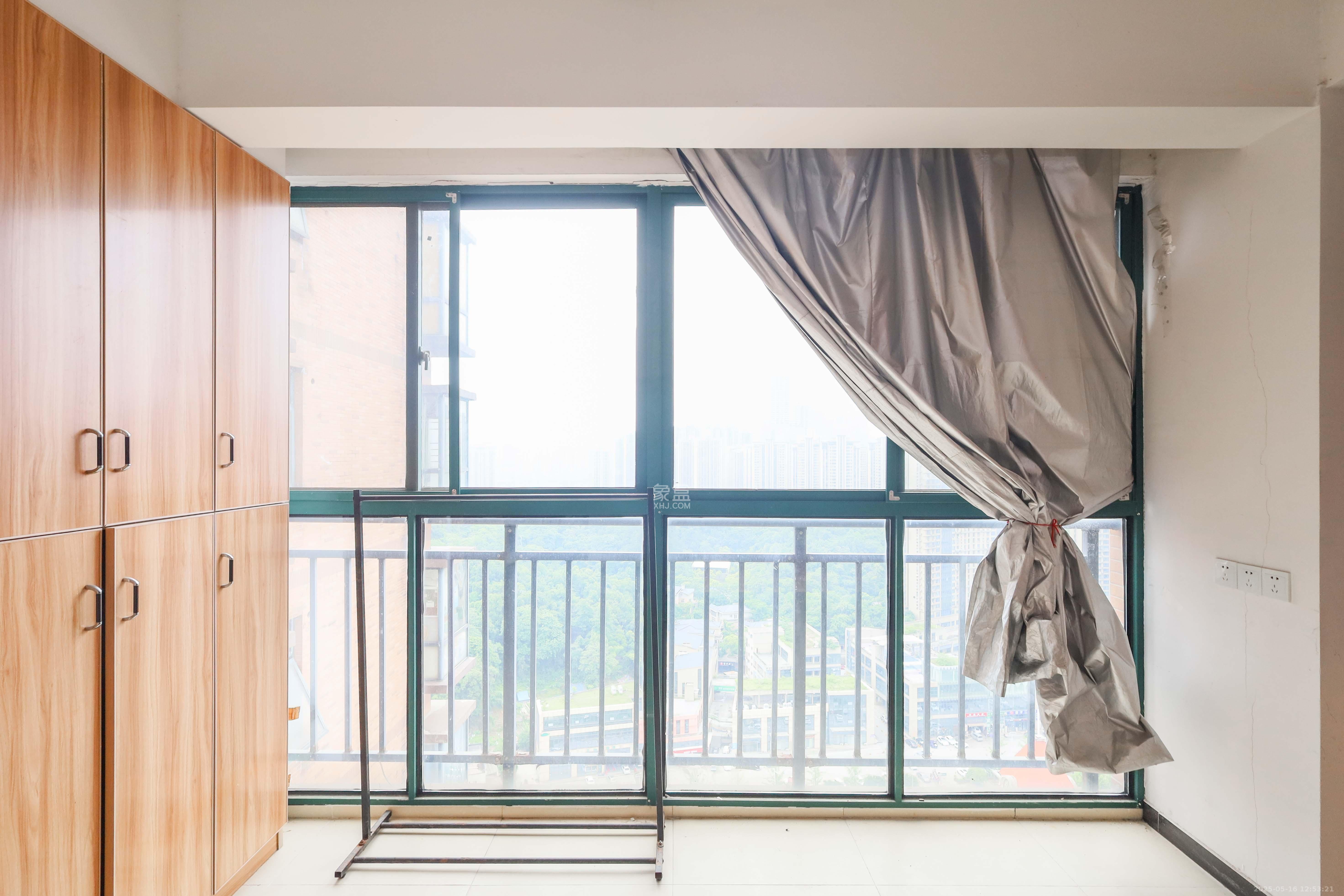 华美公寓(新猎鹰公寓) 3室2厅1卫 55.0万 华美公寓(新猎鹰公寓) 3室2厅1卫 55.0万阳台