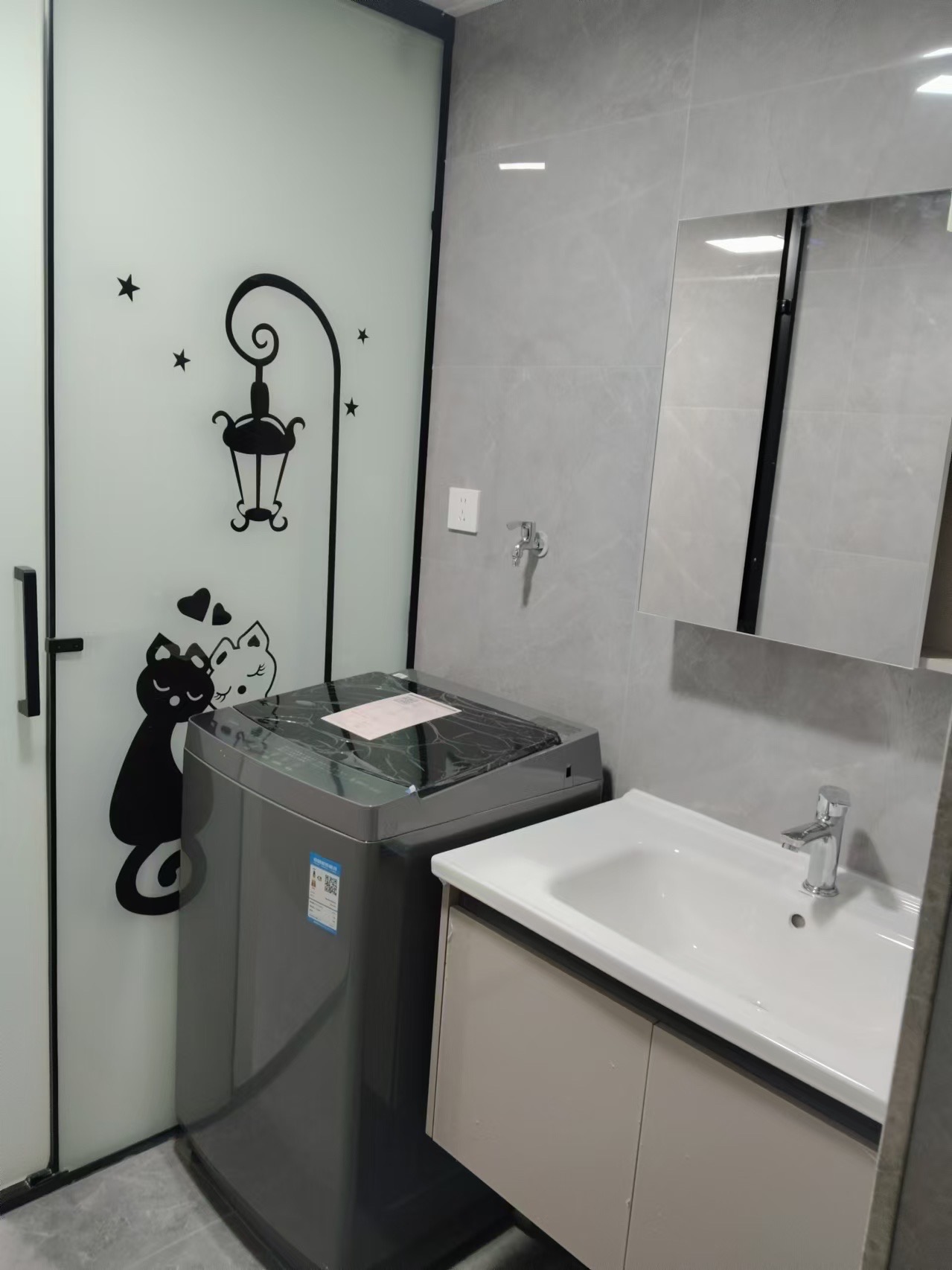 互助小区电梯房 3室2厅1卫 1800.0元/月 互助小区电梯房 3室2厅1卫 1800.0元/月室内图