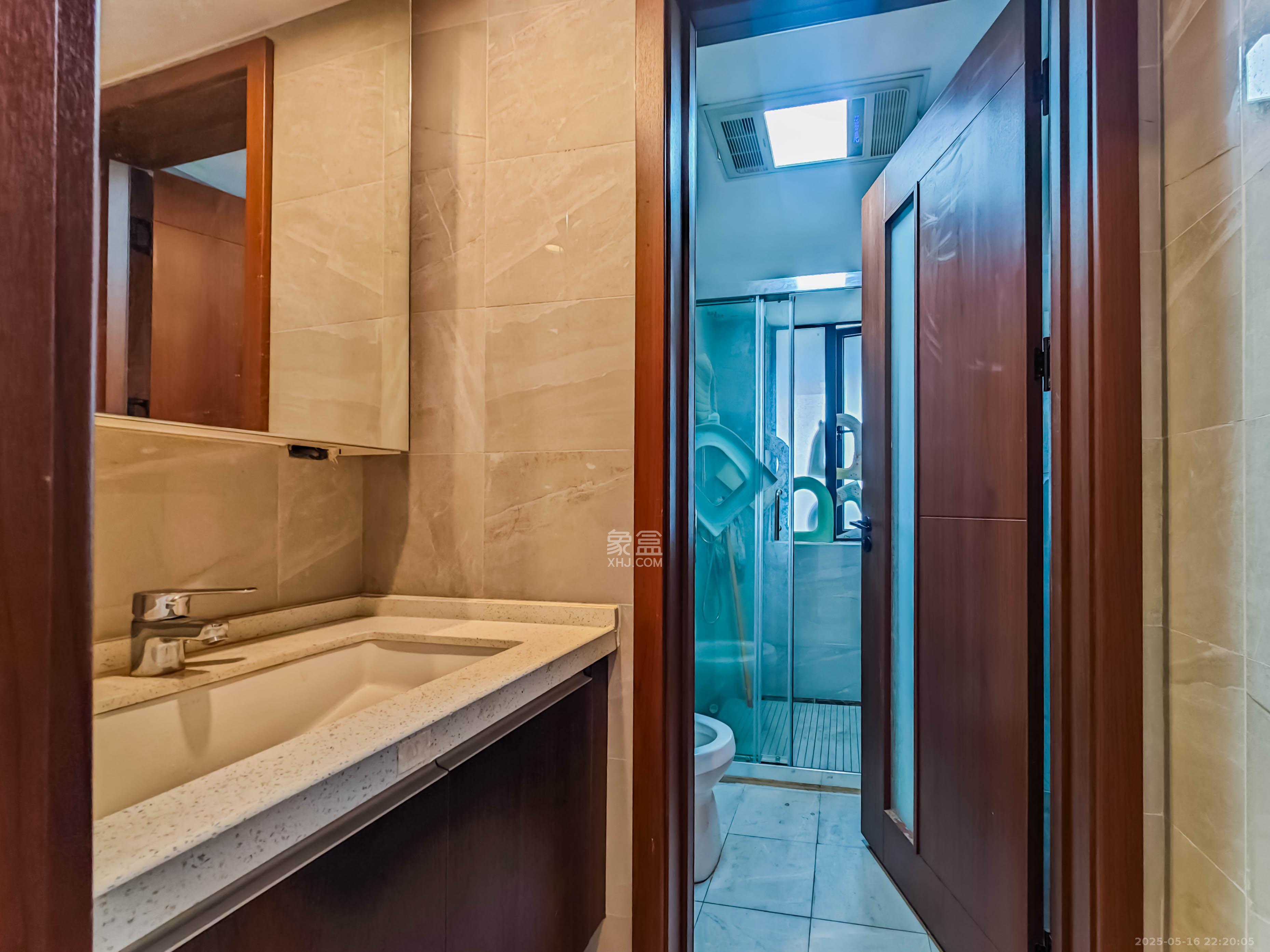 绿地长沙城际空间站(绿地新里佳苑)  5室2厅2卫    175.0万 绿地长沙城际空间站(绿地新里佳苑)  5室2厅2卫    175.0万卫生间