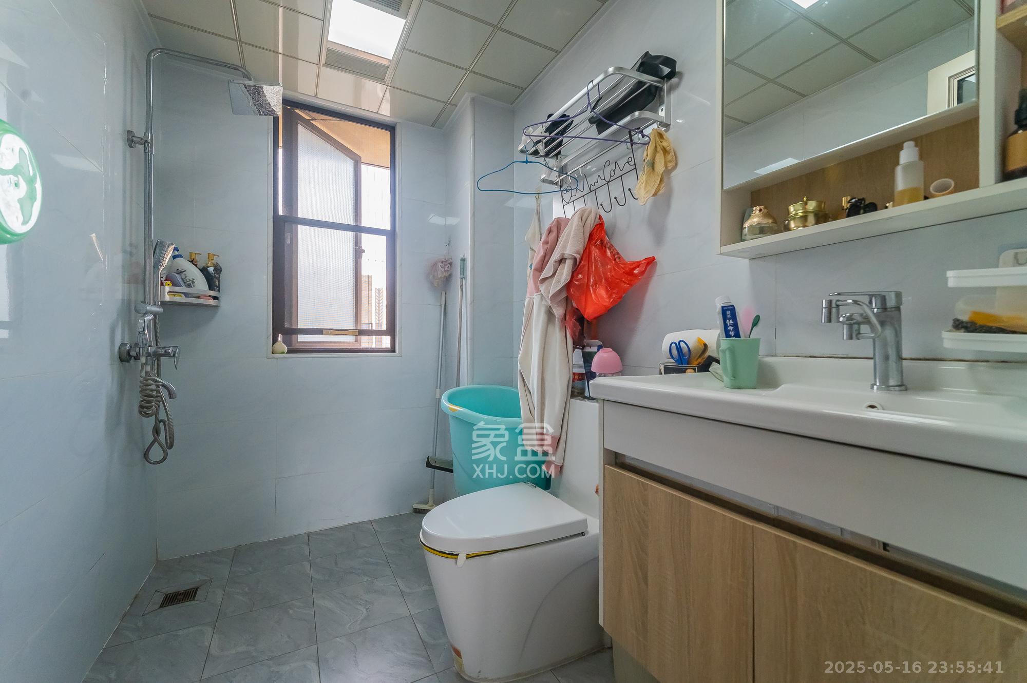 华润置地广场二期  4室2厅2卫    109.8万卫生间