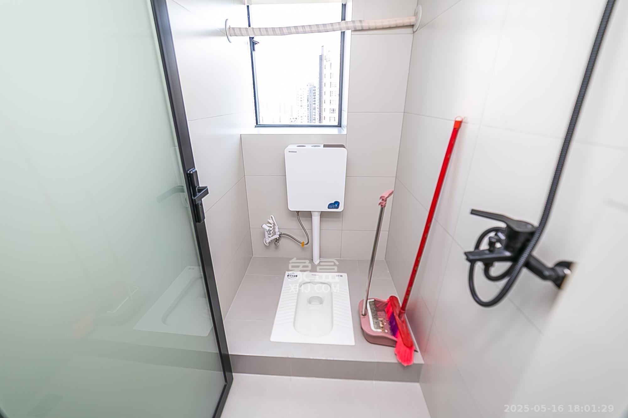 万润时光里 6室2厅1卫 60.0万 万润时光里 6室2厅1卫 60.0万卫生间