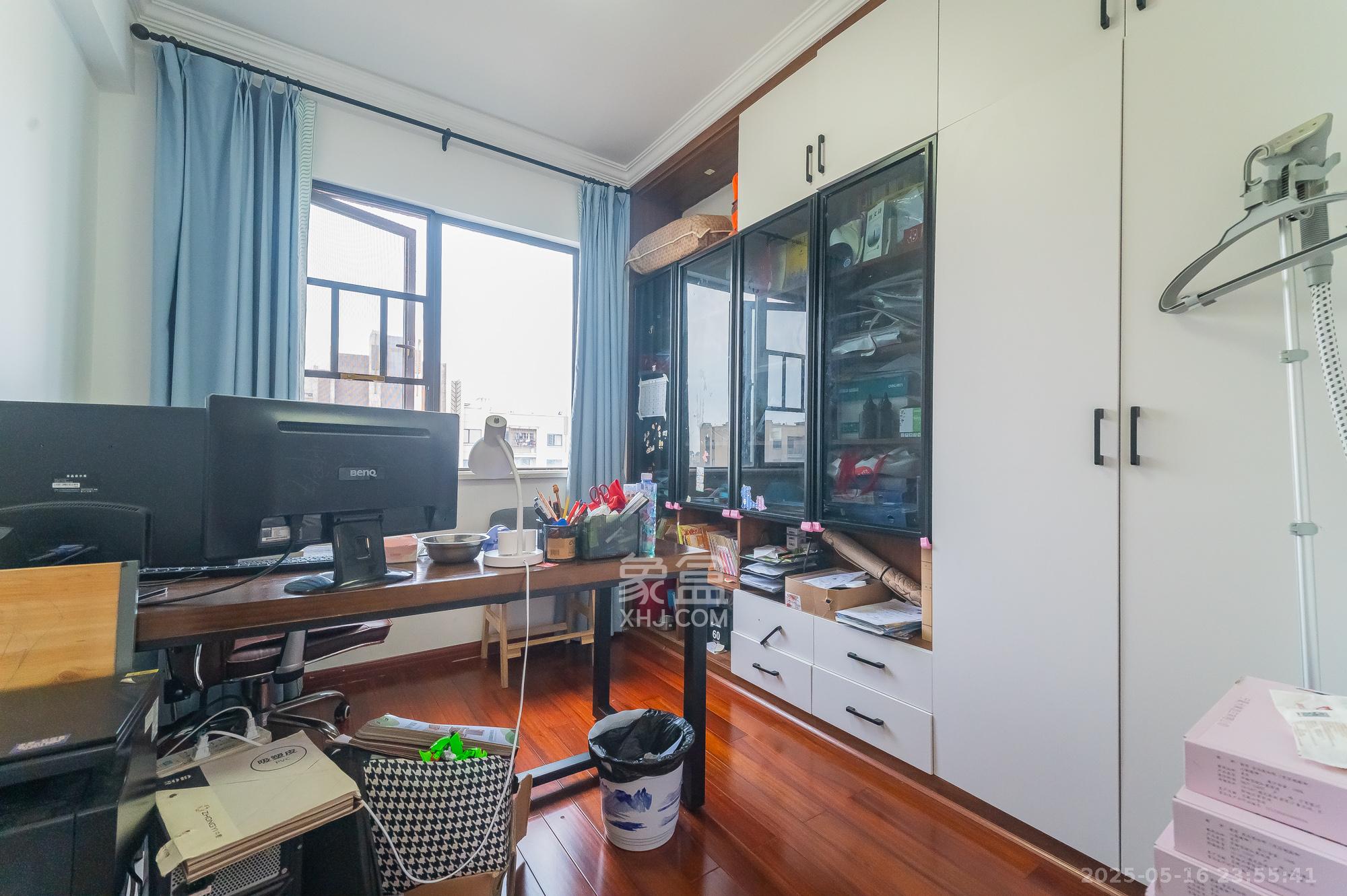 华润置地广场二期  4室2厅2卫    109.8万卧室