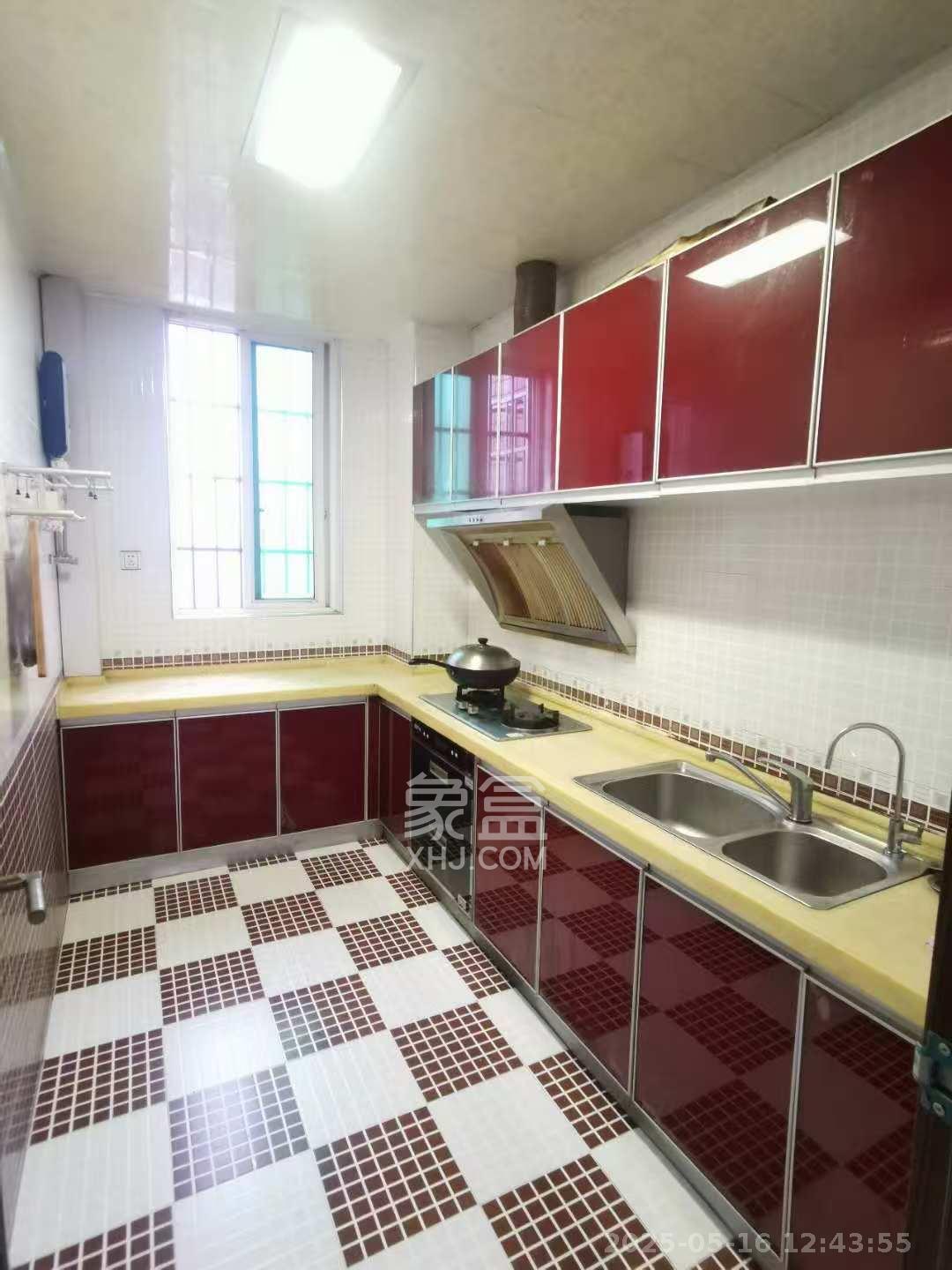 麓谷加州阳光 4室2厅2卫 3300.0元/月 麓谷加州阳光 4室2厅2卫 3300.0元/月室内图