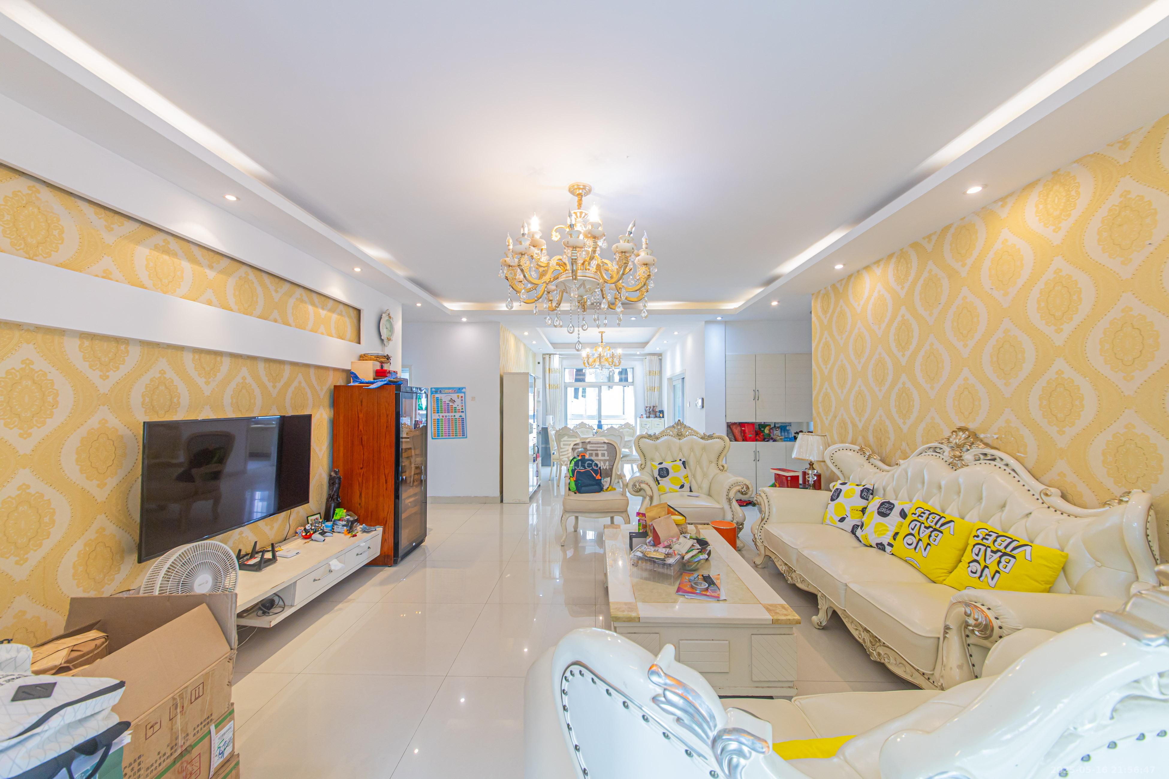 九峰小区(一二三四区) 4室2厅2卫 230.0万 九峰小区(一二三四区) 4室2厅2卫 230.0万客厅