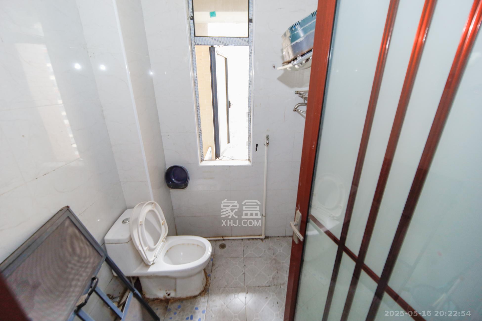 红星国际公馆 3室2厅1卫 99.8万 红星国际公馆 3室2厅1卫 99.8万卫生间