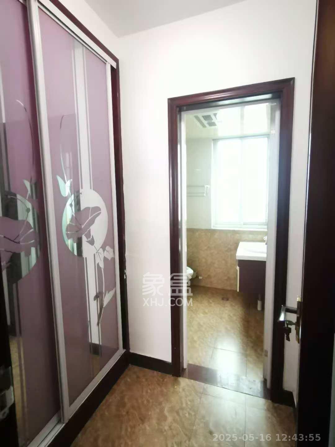 麓谷加州阳光 4室2厅2卫 3300.0元/月 麓谷加州阳光 4室2厅2卫 3300.0元/月室内图