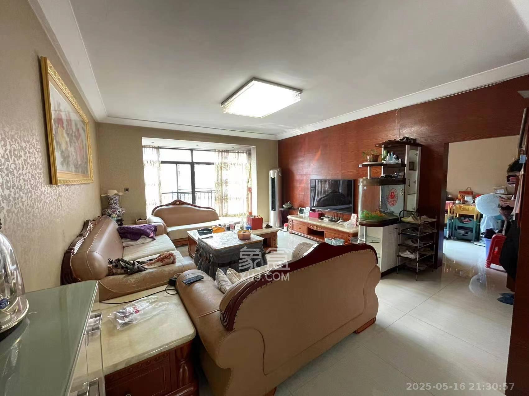 纳帕溪谷  4室2厅1卫    72.0万 纳帕溪谷  4室2厅1卫    72.0万客厅