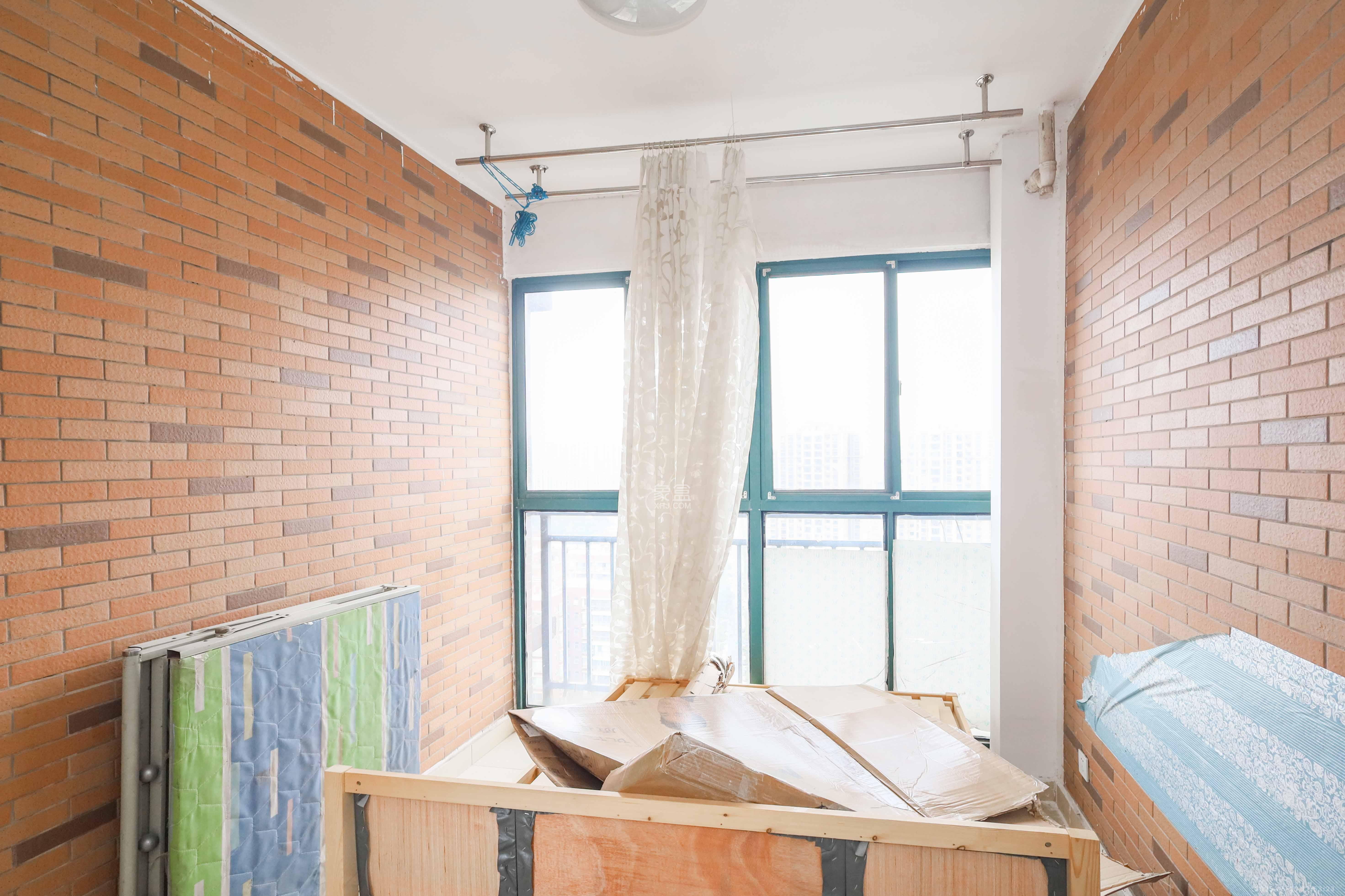 华美公寓(新猎鹰公寓) 3室2厅1卫 55.0万 华美公寓(新猎鹰公寓) 3室2厅1卫 55.0万阳台