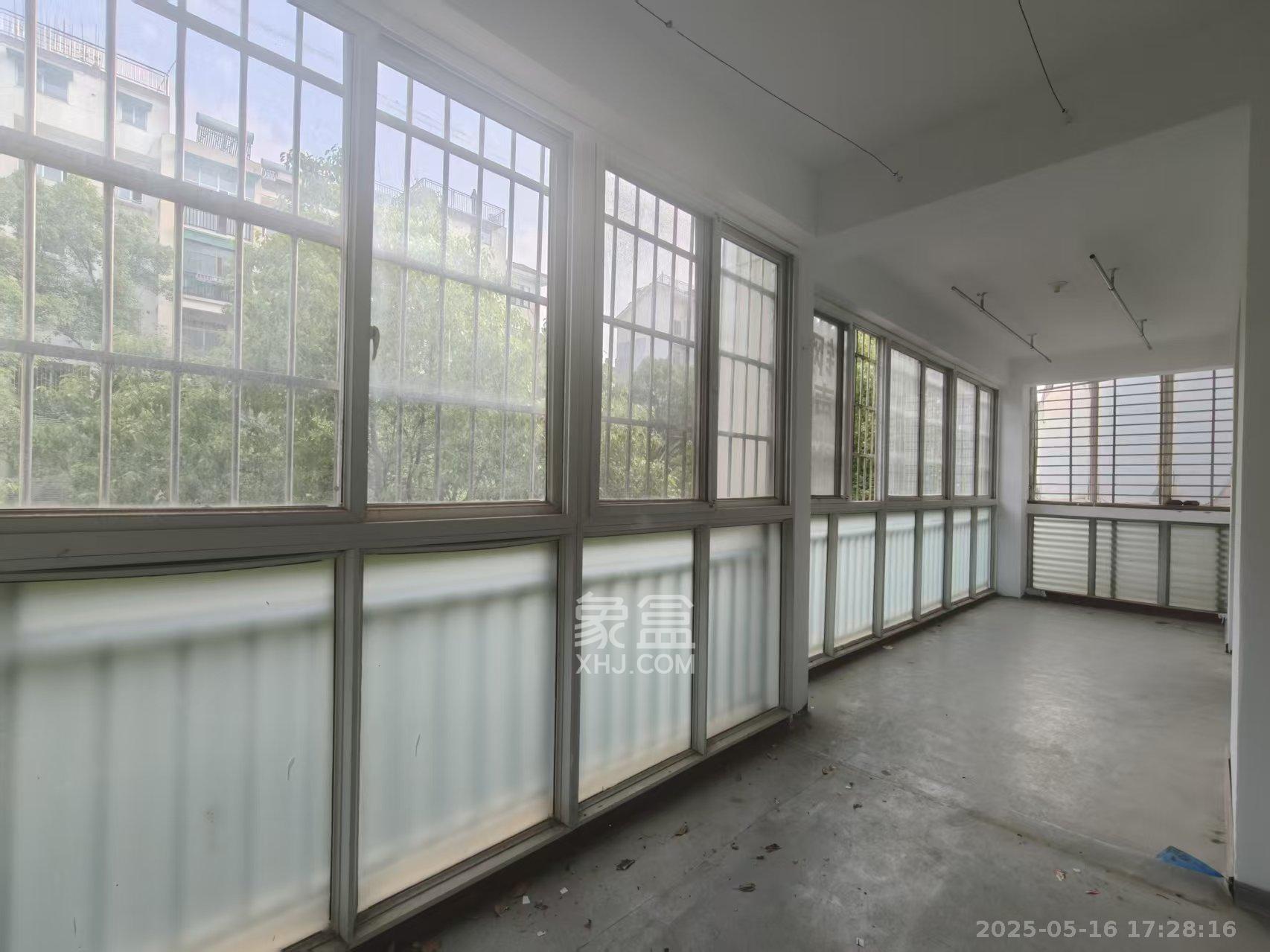 九峰小区(一二三四区) 4室2厅2卫 2500.0元/月 九峰小区(一二三四区) 4室2厅2卫 2500.0元/月室内图