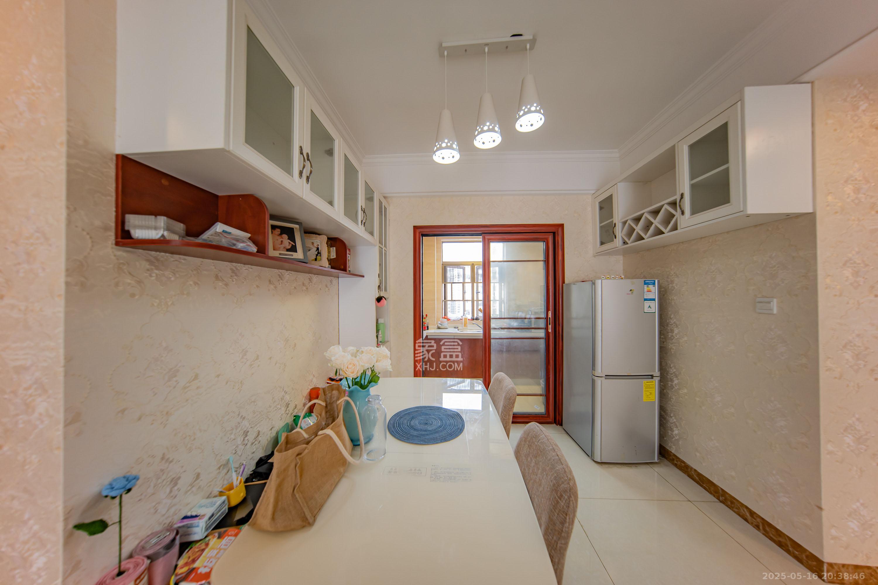 江山帝景哈佛 3室2厅2卫 110.0万 江山帝景哈佛 3室2厅2卫 110.0万客厅