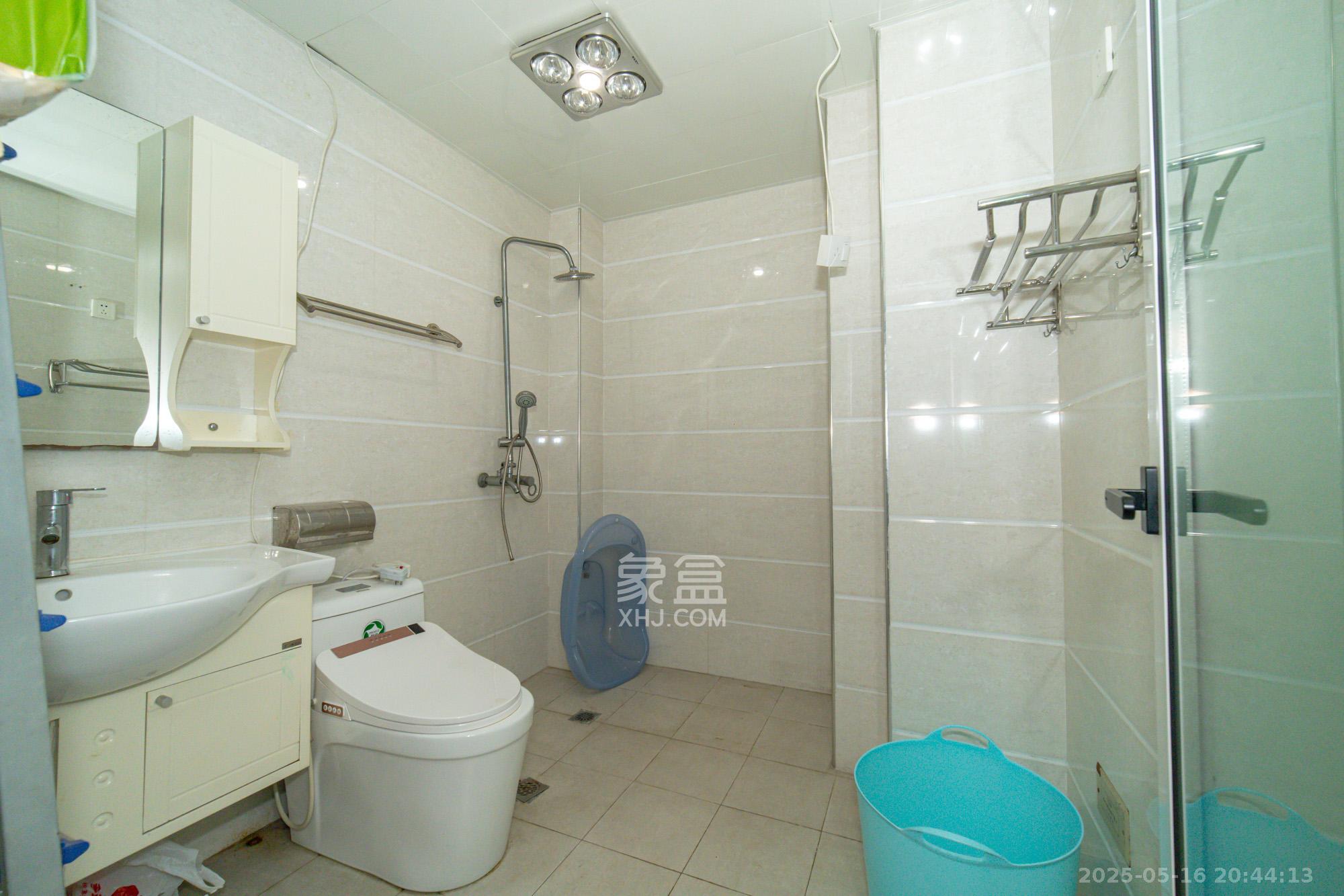 楚天馨苑 3室2厅2卫 72.0万 楚天馨苑 3室2厅2卫 72.0万卫生间