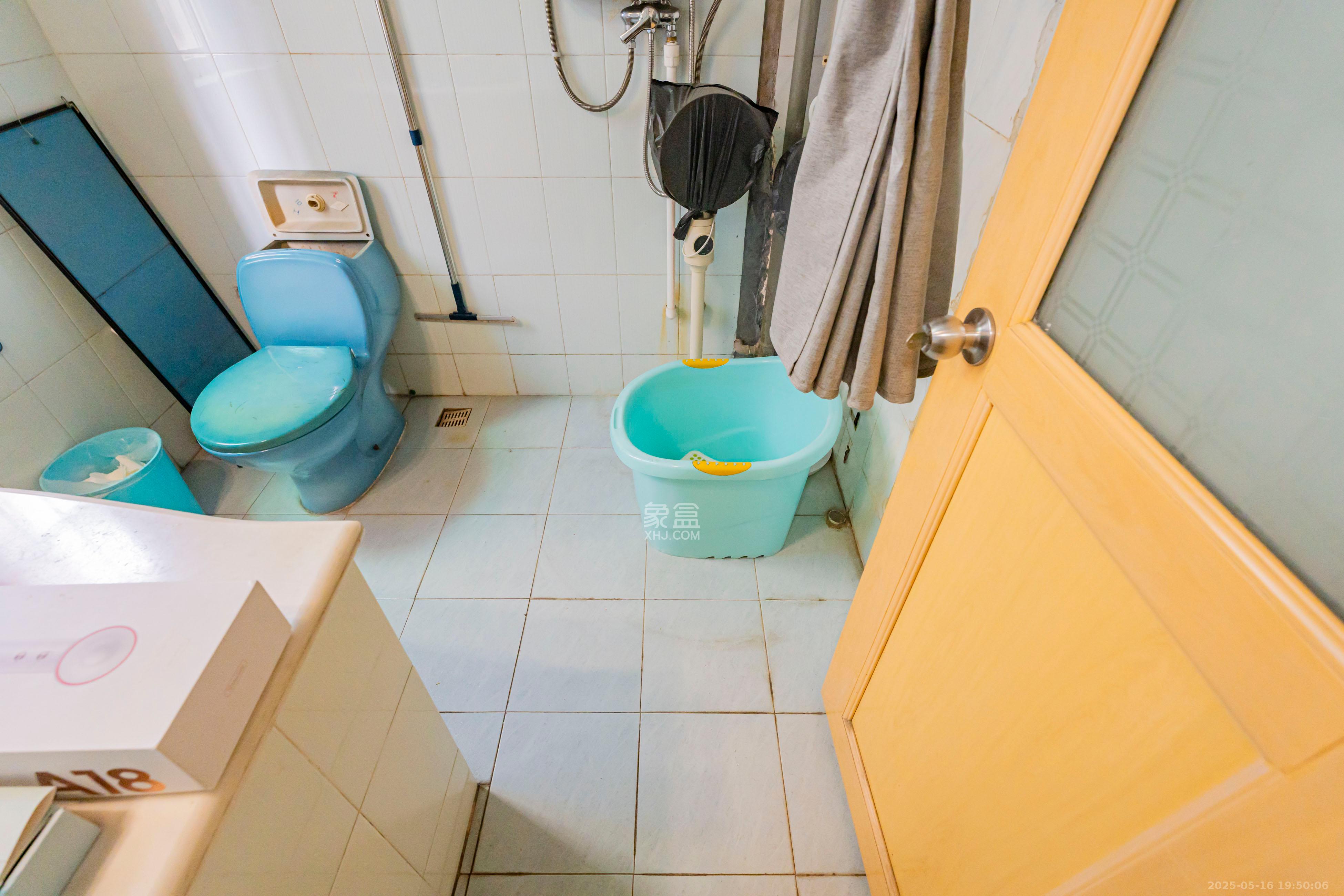 老动物园宿舍  3室2厅2卫    110.0万卫生间